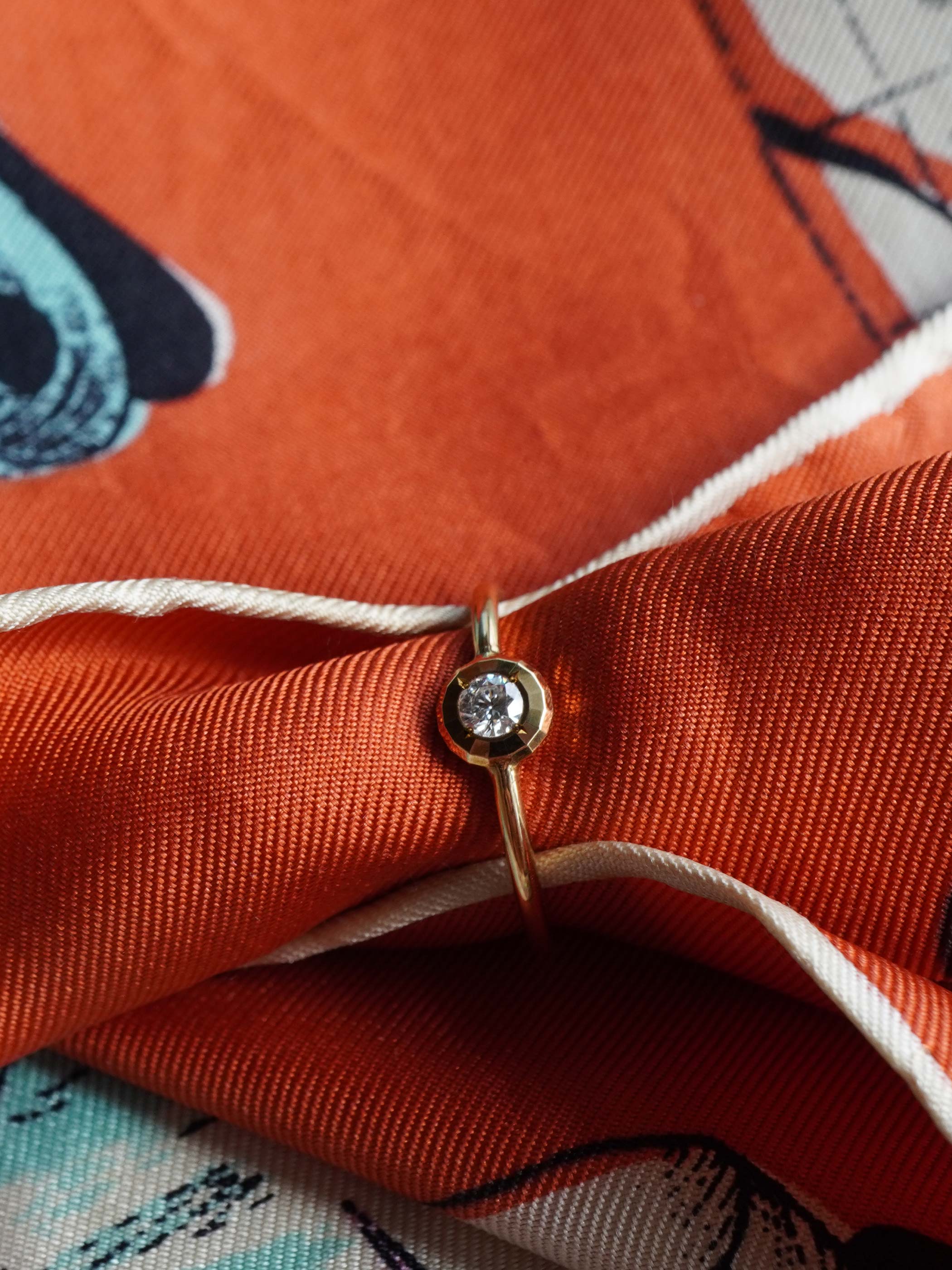 高さを抑えたフラットなデザインも相まって、ファッションリングとしてもおすすめです