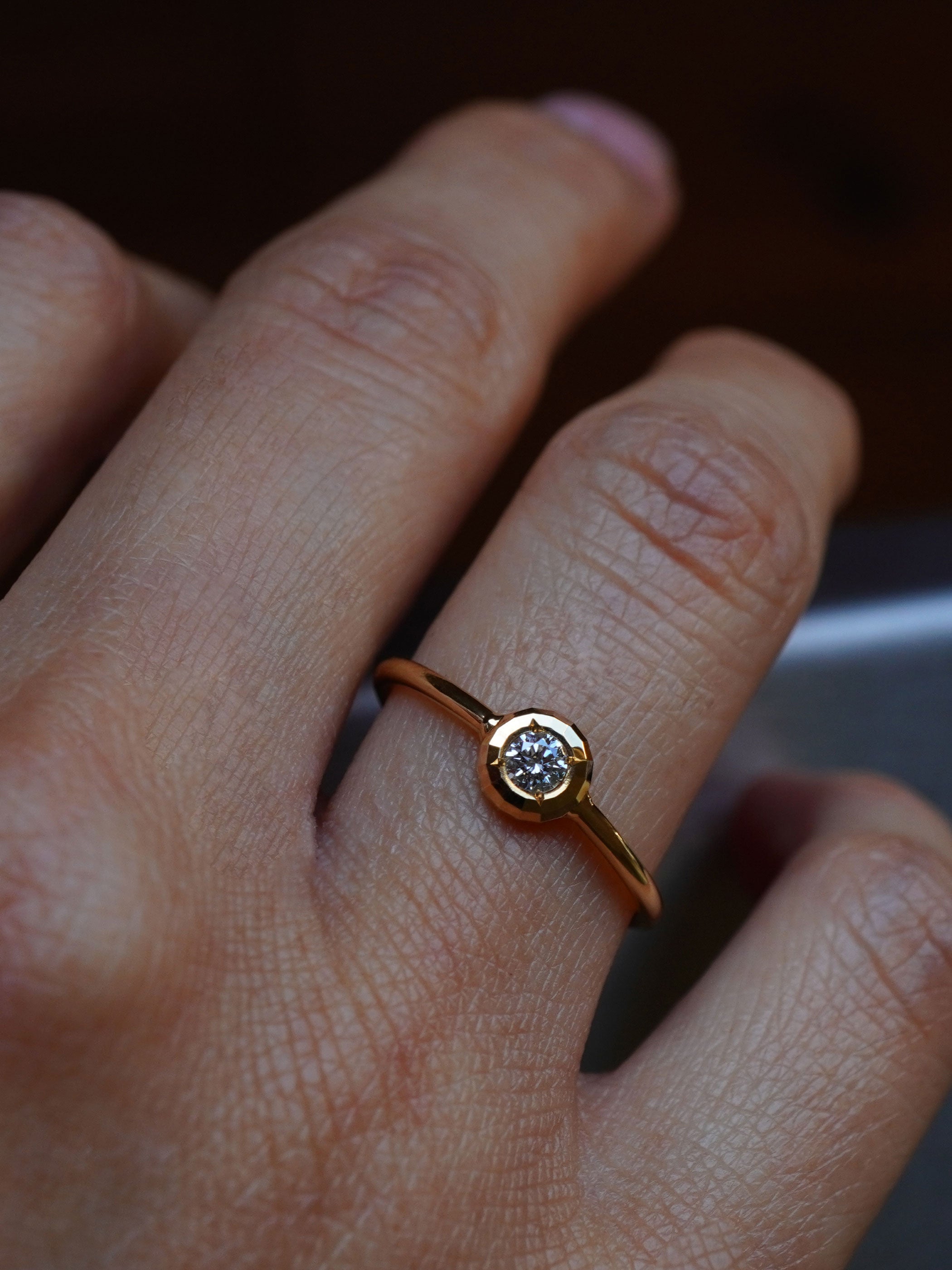 ミラーボールのようにカットを施して輝きを纏った石座によって、ダイヤモンドが一段と輝きを増してくれます