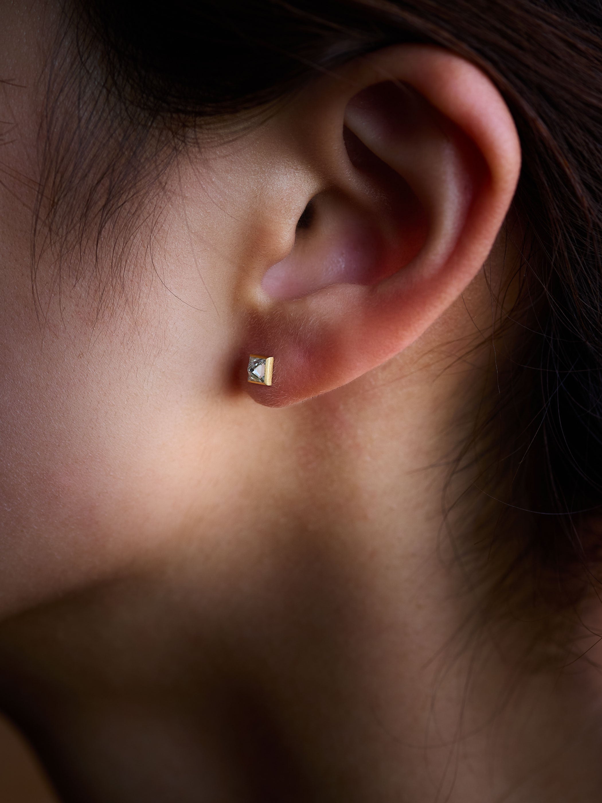 ダイヤモンドをスタッズに見立てたオリジナルカットがモードな輝きを放ちます