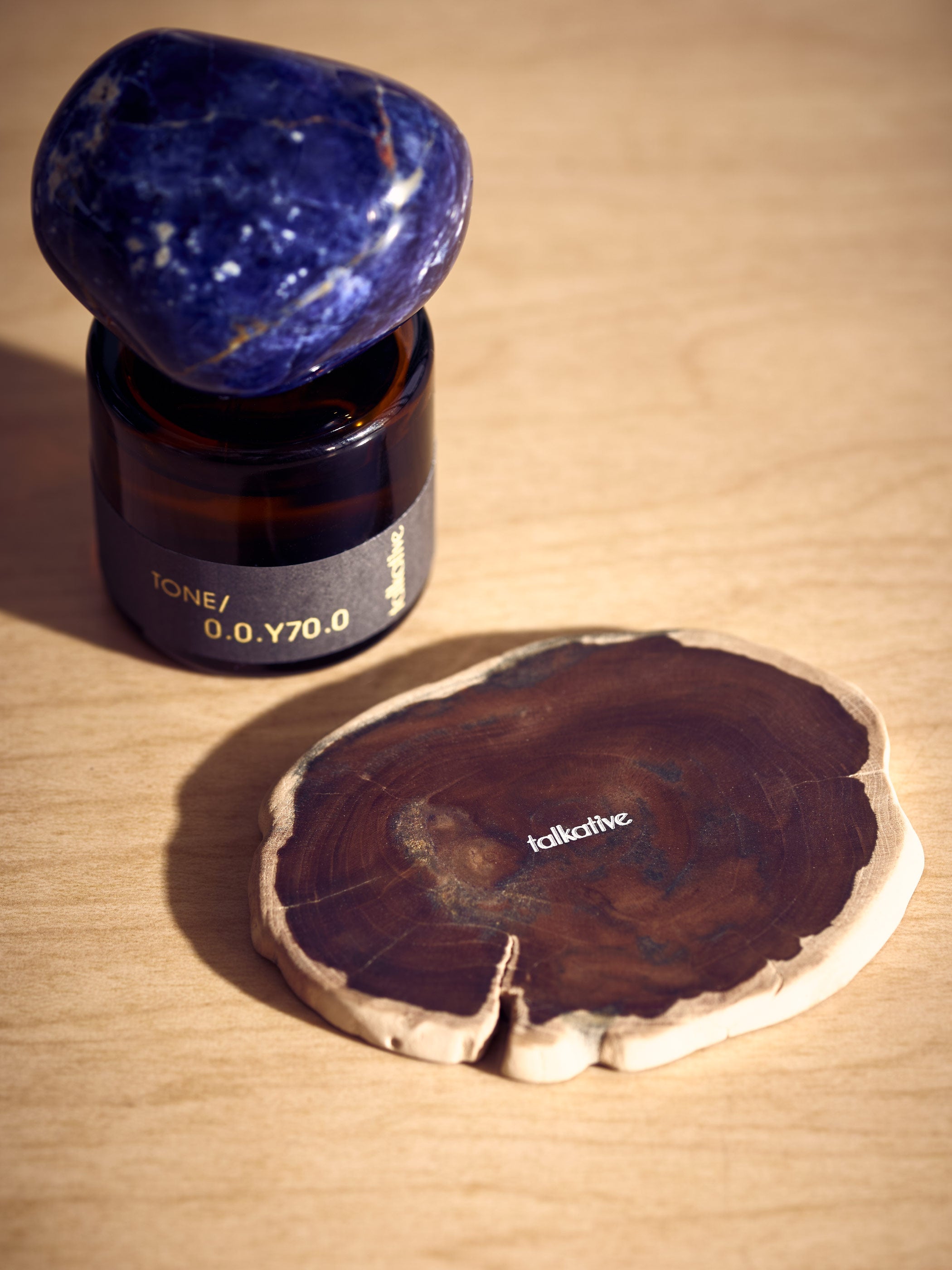 珪化木の片面にはブランドロゴがはいっています。コースターとしても