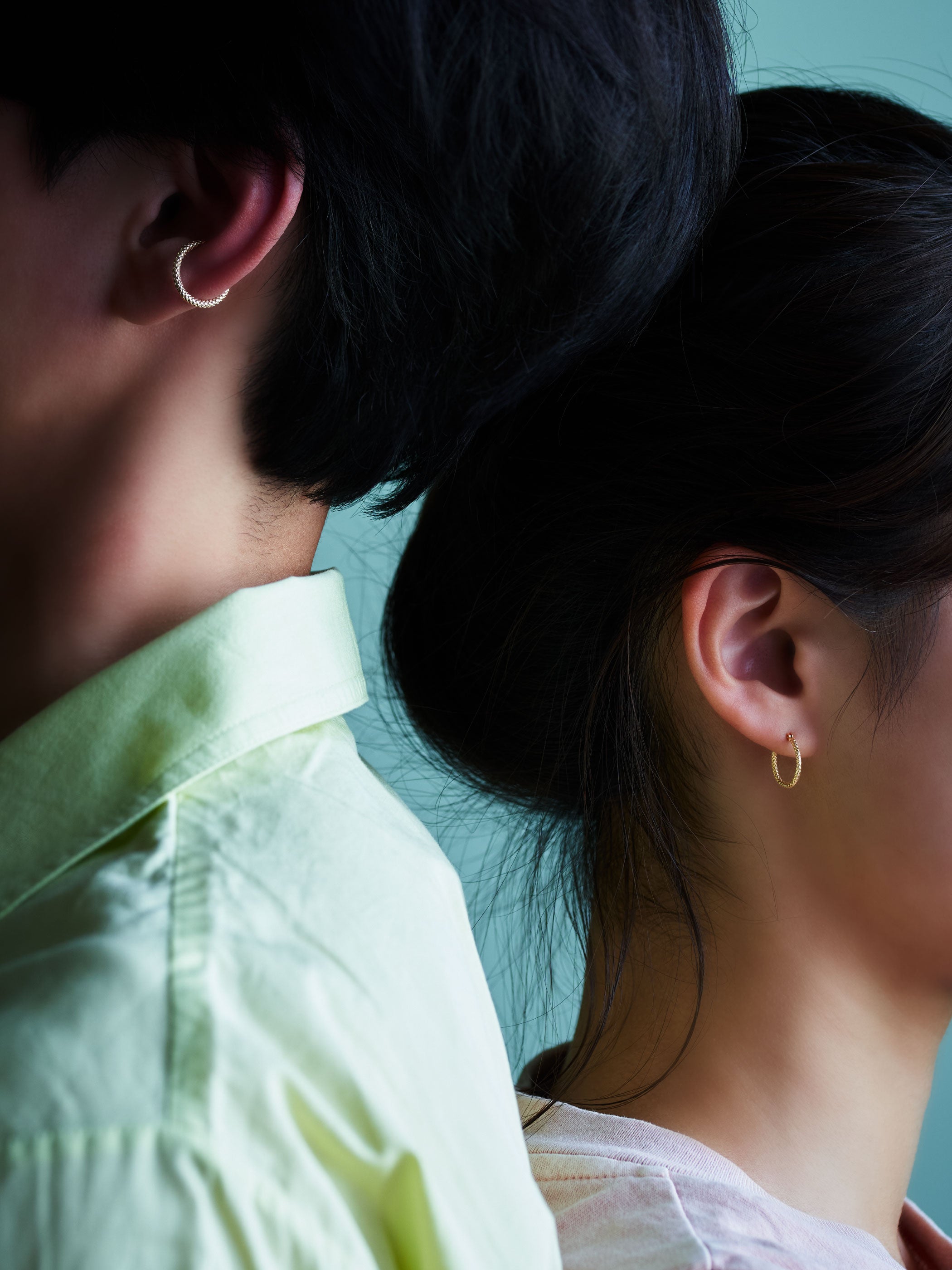 同じ「TYING」のピアスとイヤカフ。大切な方とのレイヤードで愉しんでも