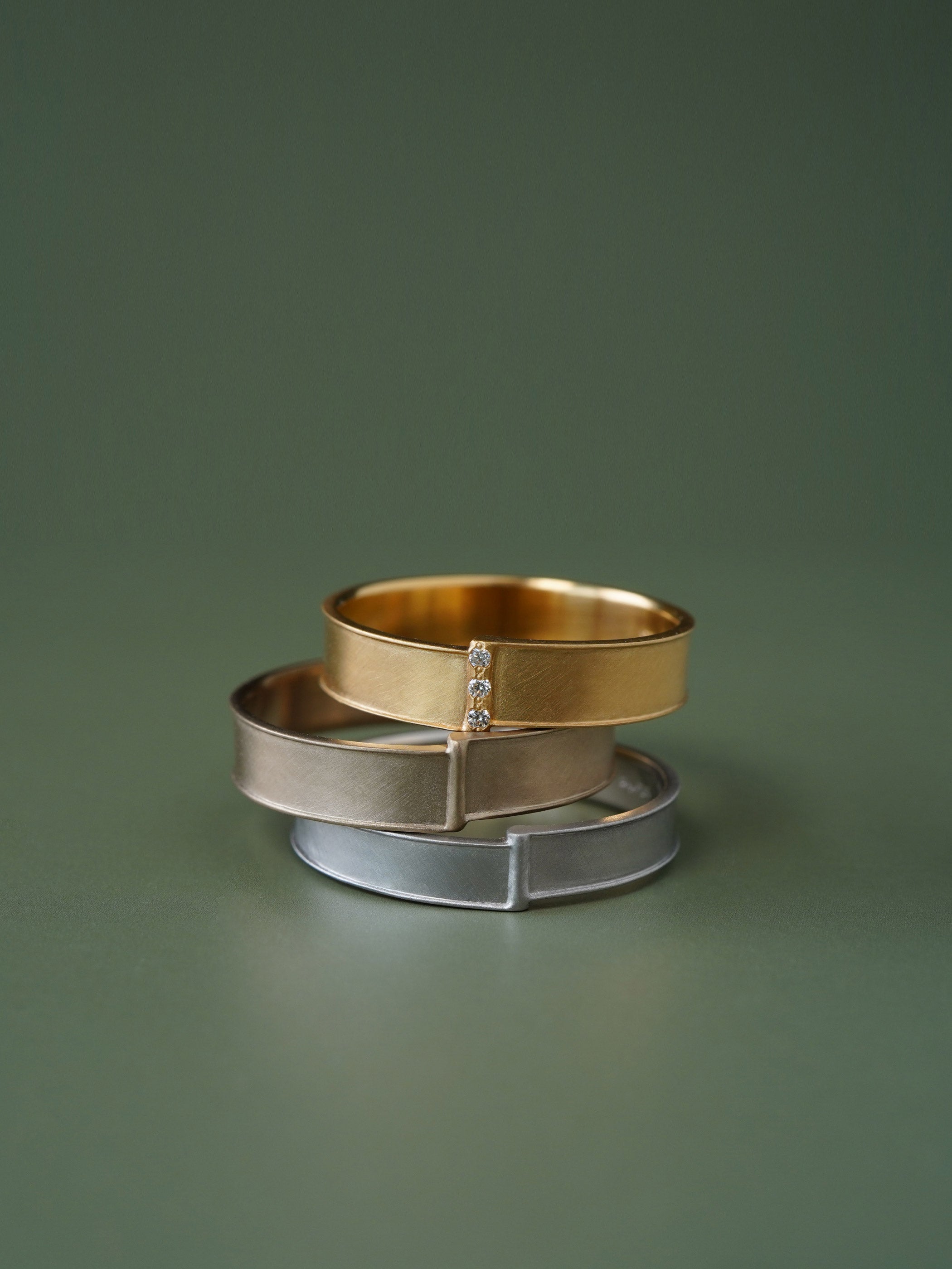 素材が違うだけで同じフォルムでも印象が異なります。お好みの素材でオーダーいただけます