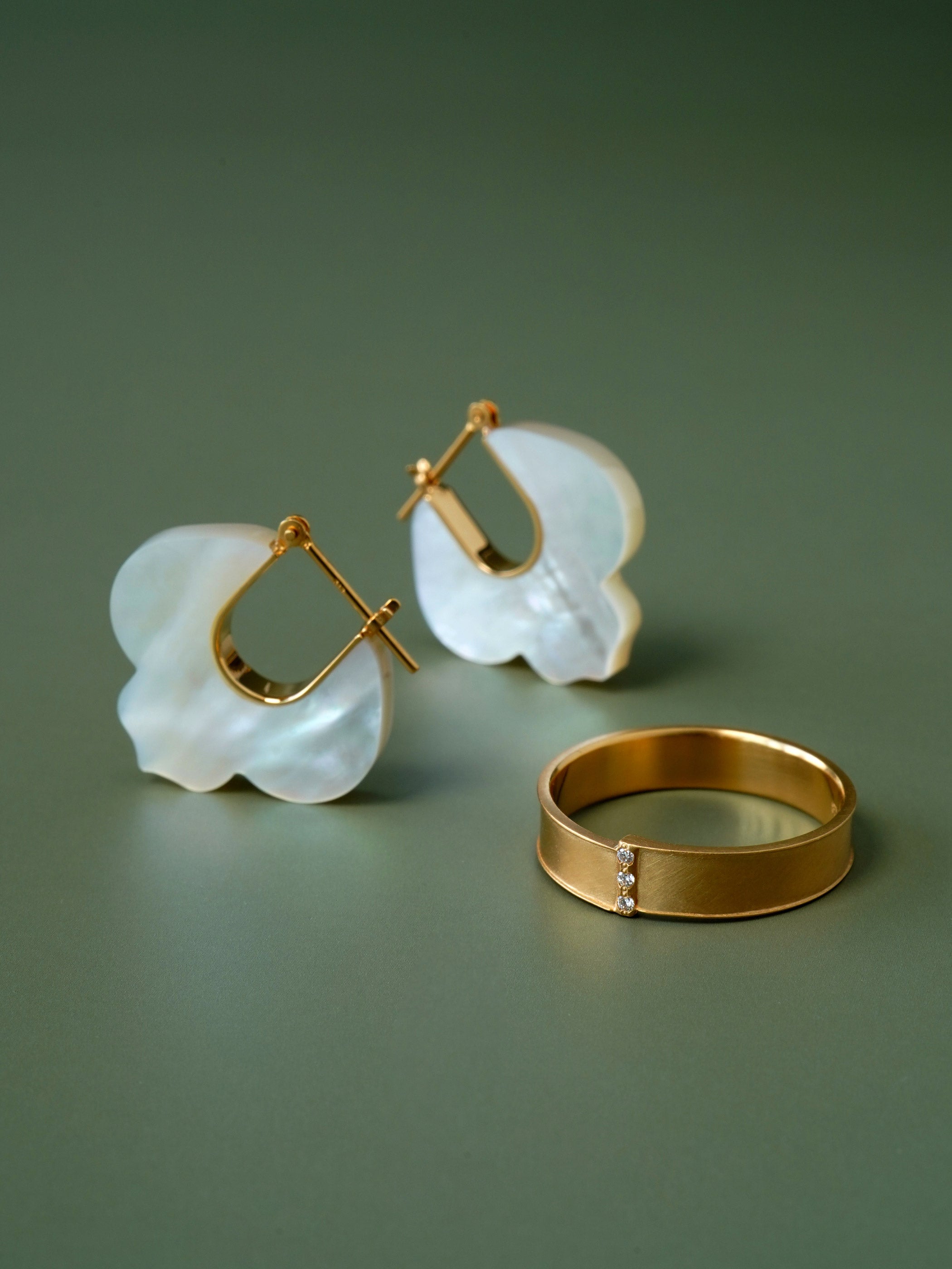 オケージョンとしてもおすすめの白蝶貝の「CREST」とあわせて、モードなウェディング・スタイルに