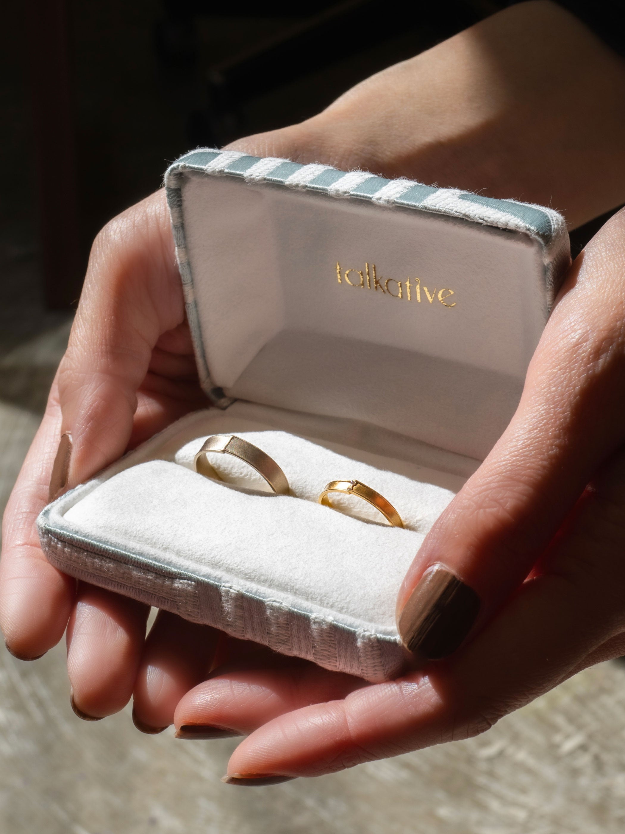 デザイナーが石の買付に訪れた国々で出会ったテキスタイルを使用したオリジナルのWEDDING RING BOX。数量限定のため定期的にテキスタイルが変わります