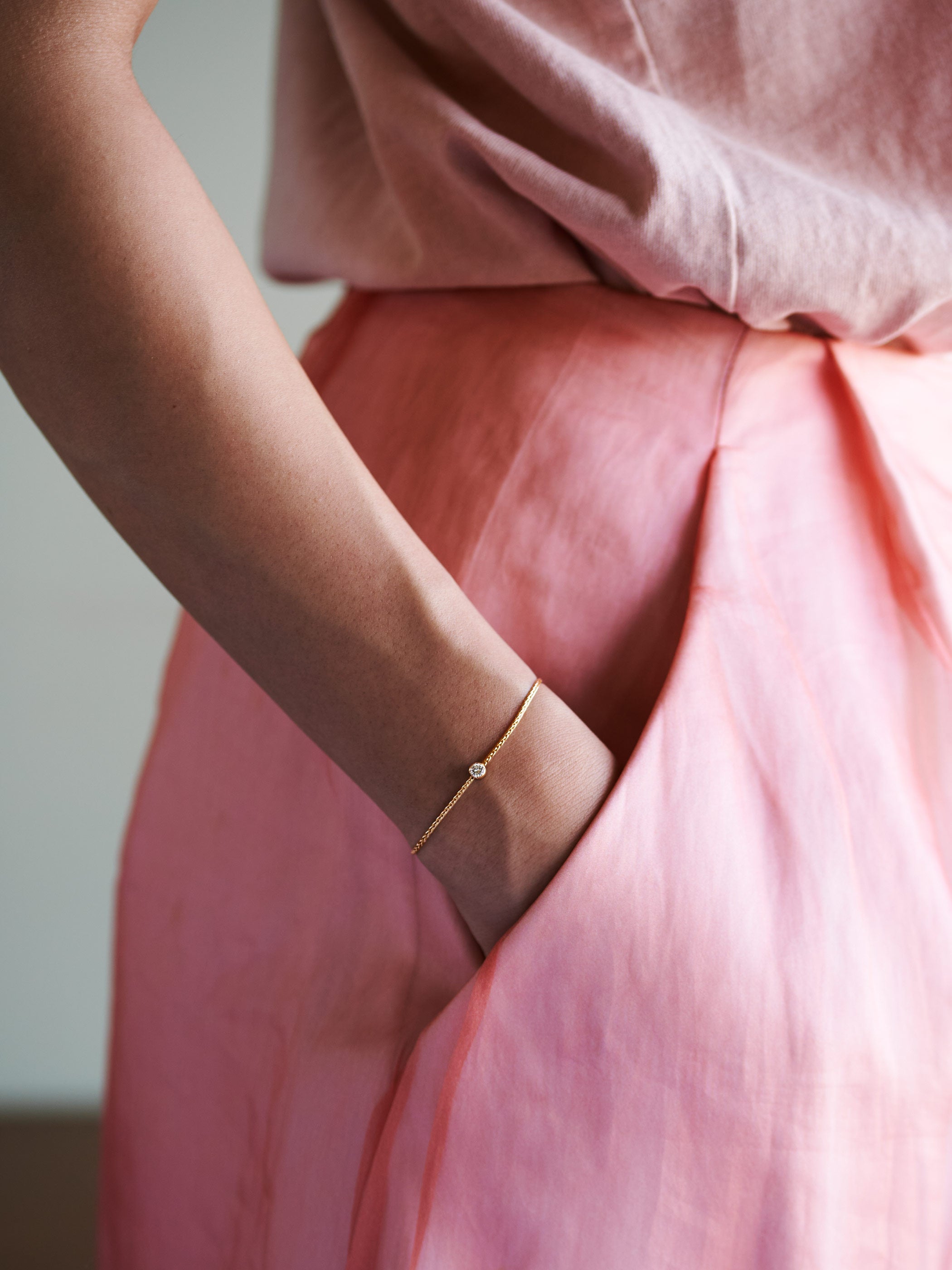 着用イメージです。長さがあるためサイズが合えばブレスレットにも変化します