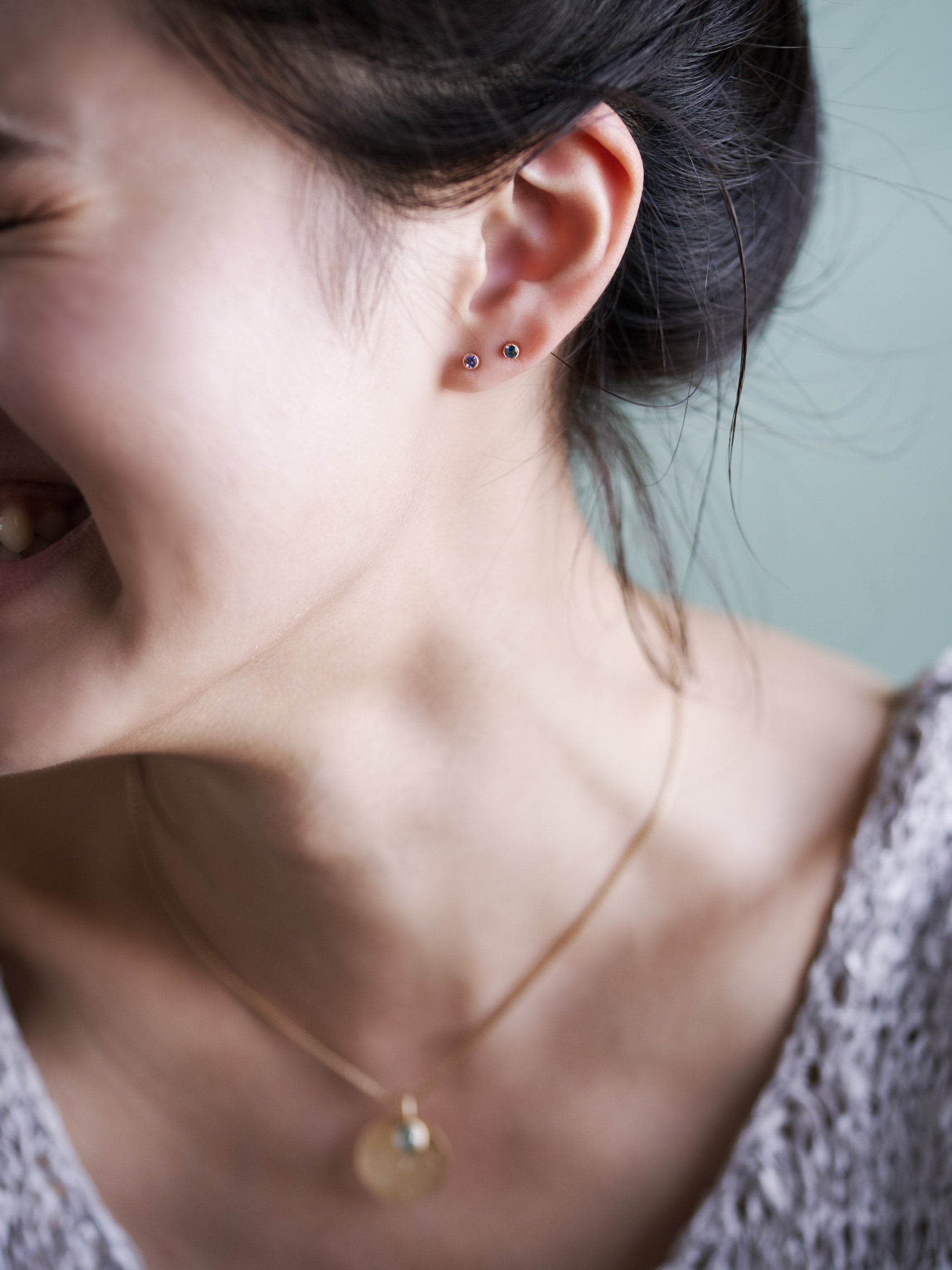 着用イメージです *左タンザナイト 右ブルートパーズ