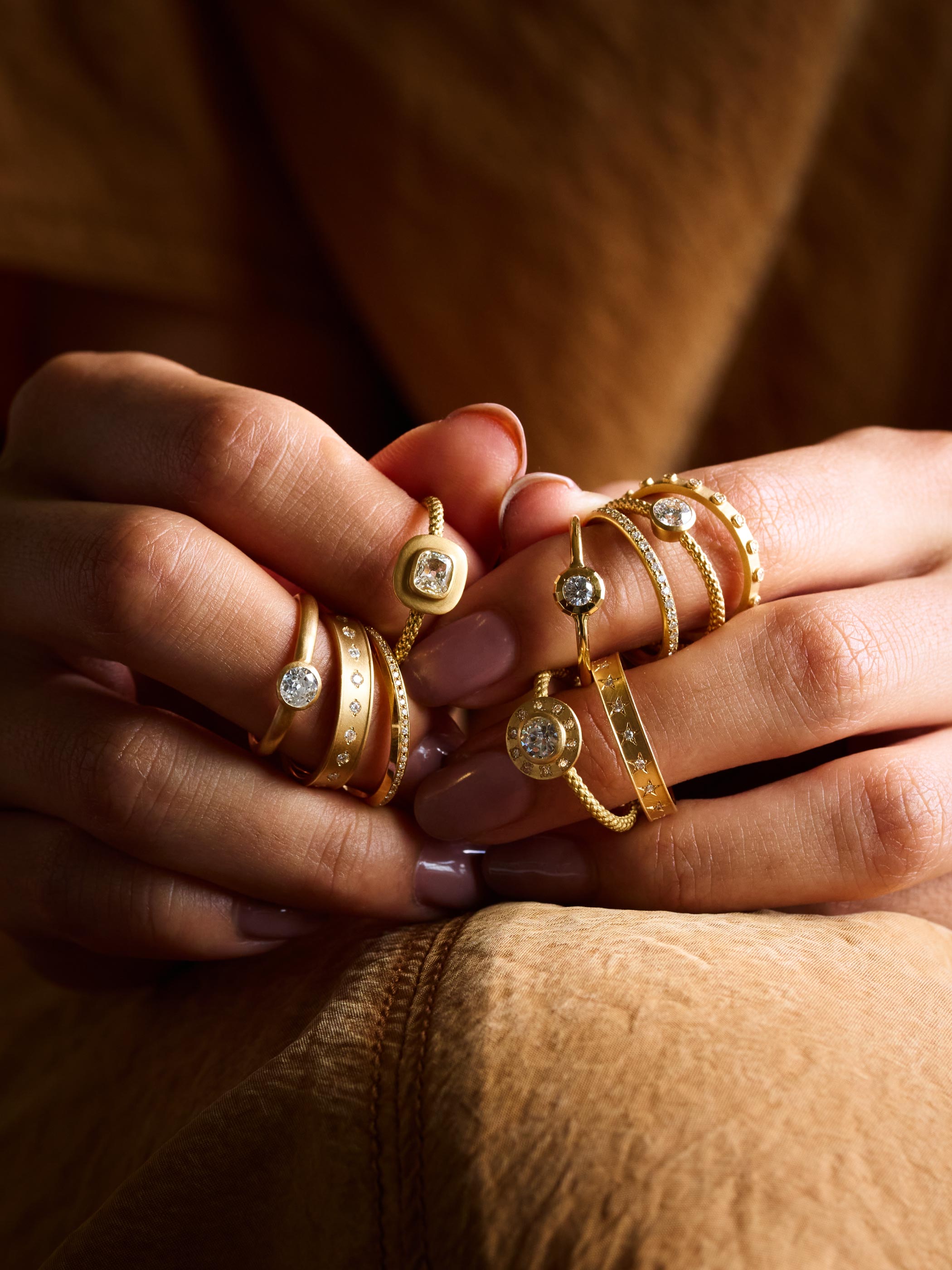 ダイヤモンドリングとの重ね着けは、カジュアルな佇まいにクラス感をプラスしてくれます