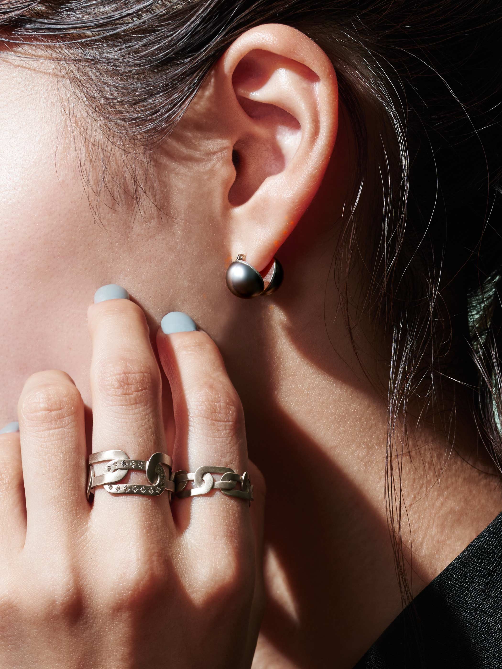 着用イメージです。画像は金具がプラチナ