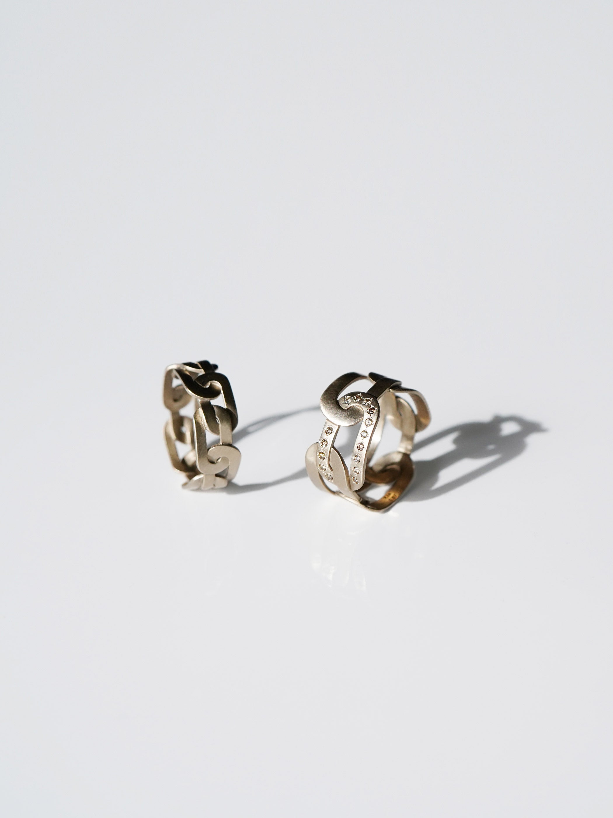 左: 7.0MM / K18CG(ダイヤモンドなし)タイプ / 右: 11.0MM / K18CG / Diamonds(モチーフのひとつにダイヤモンド)タイプ