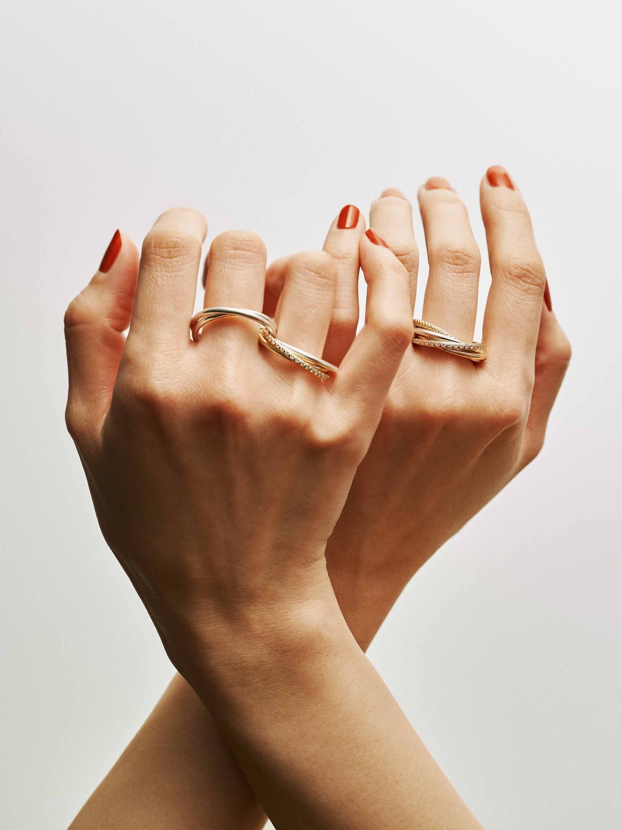 着用イメージです。まとめて着けることはもちろん、2つに分けてダブルリングとしても。