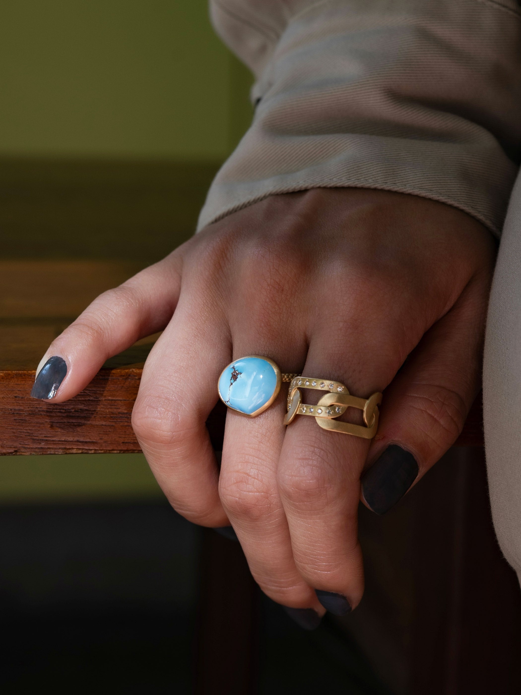 着用イメージです。ターコイスを地金でセッティングすることで、エレガンスな印象に。他のリングとのコーディネートもおすすめです