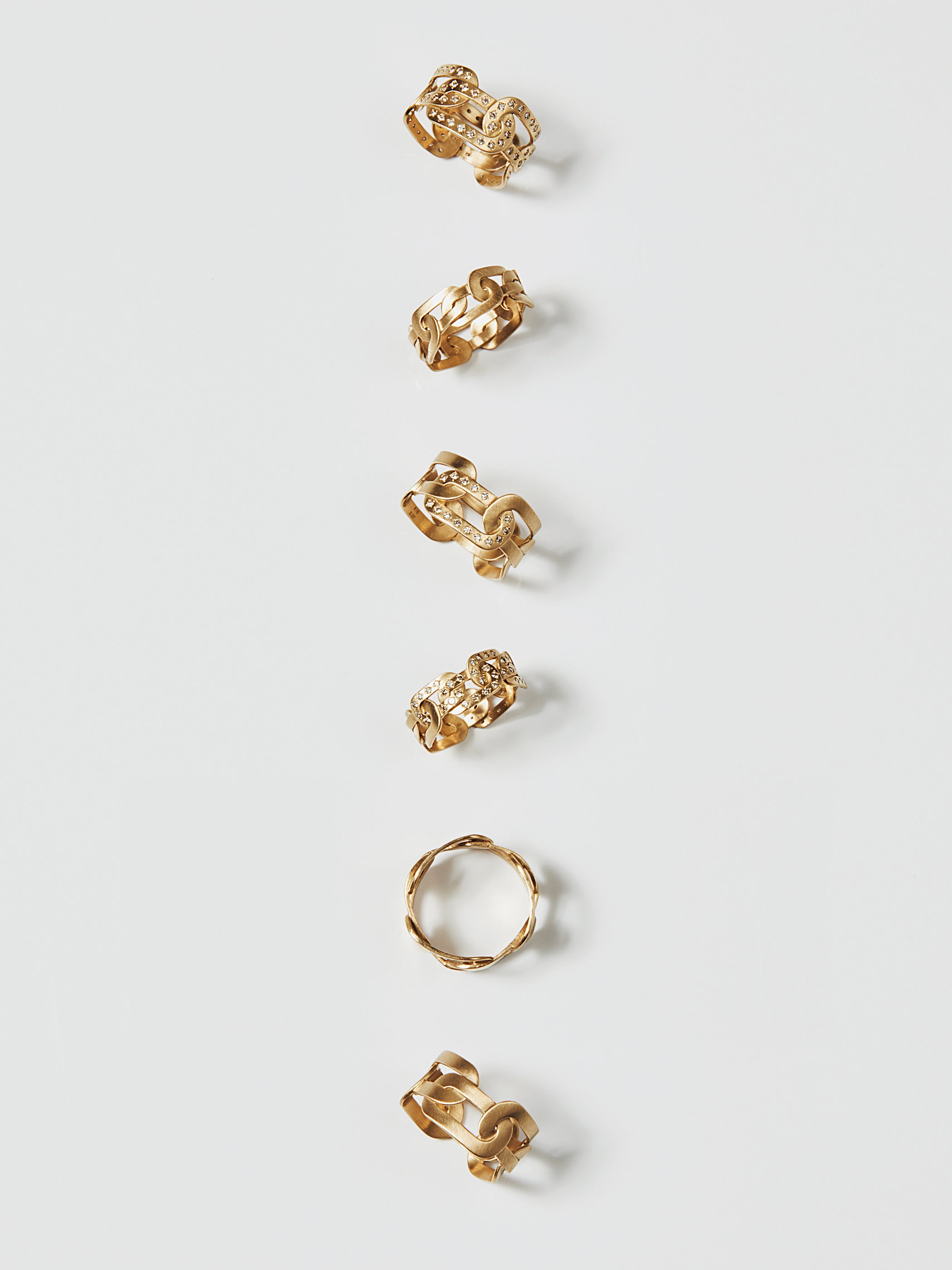 独自に開発したオリジナルのチェーン型パーツを連ねたリングは、 見る角度によって異なる表情をお楽しみいただけます。