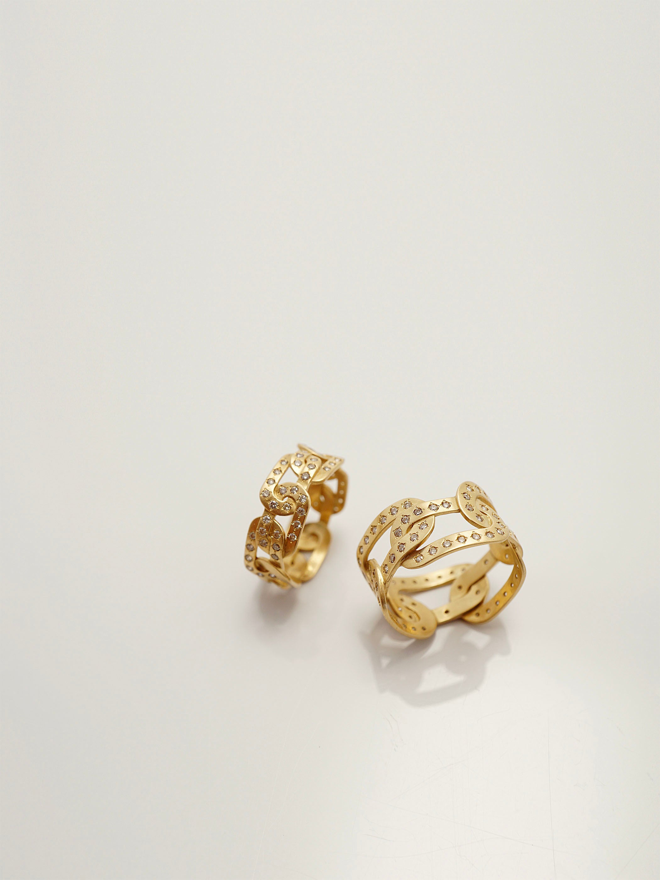 左: 7.0MM / half diamonds(ハーフエタニティ)タイプ / 右: 11.0MM / full diamonds(フルエタニティ)タイプ