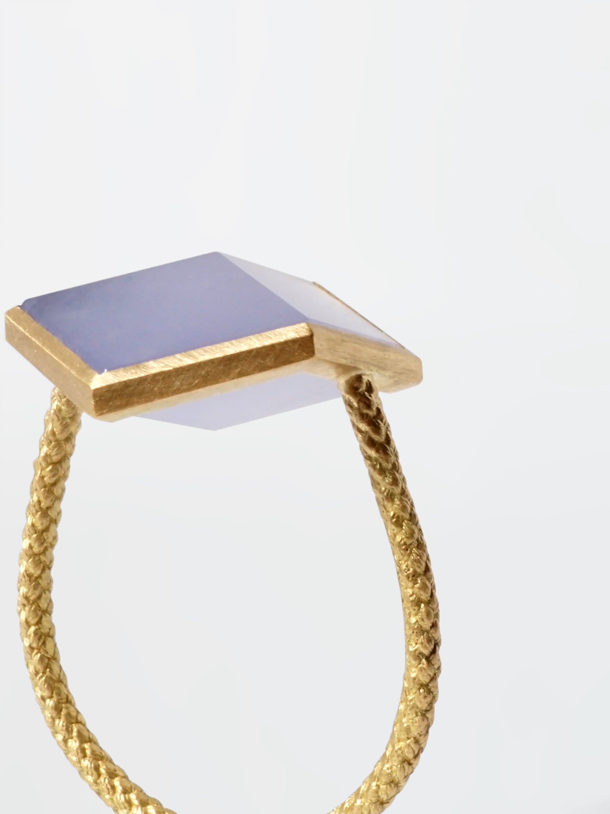 Rutile Quartzの他、Blue Chalcedonyもございます。