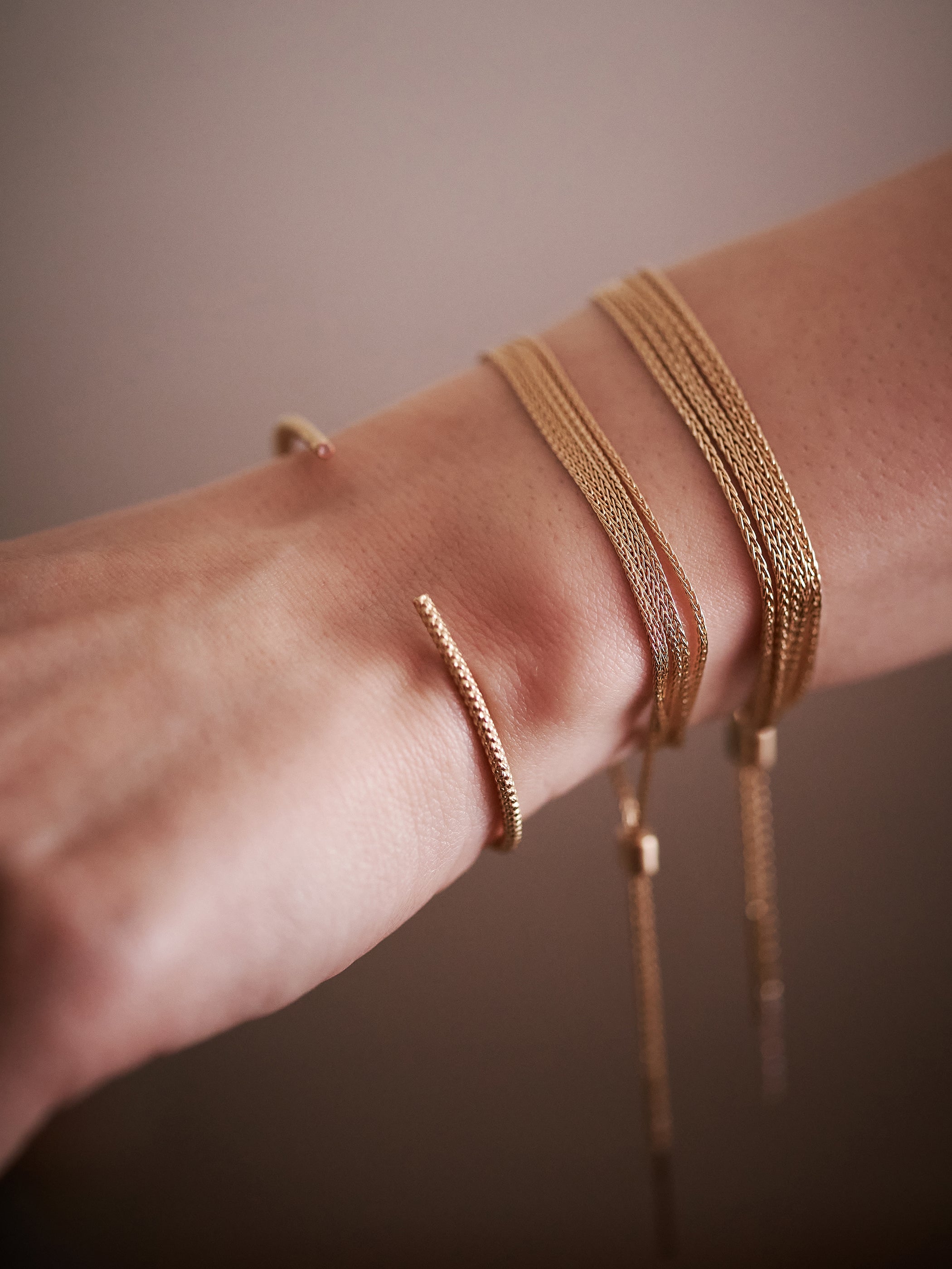 腕にぐるぐると巻けばミサンガのようなブレスレットに。