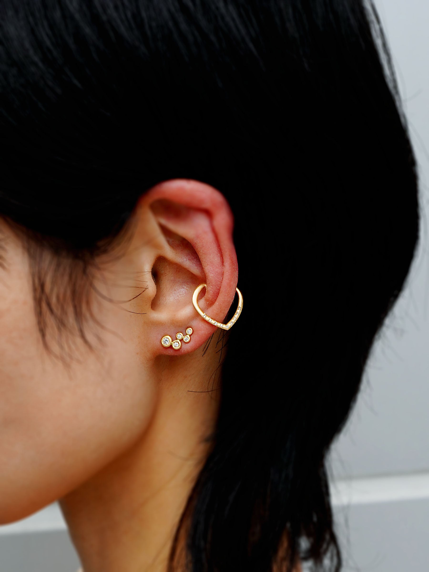 着用イメージです。イヤカフとのレイヤードもおすすめです *左耳用