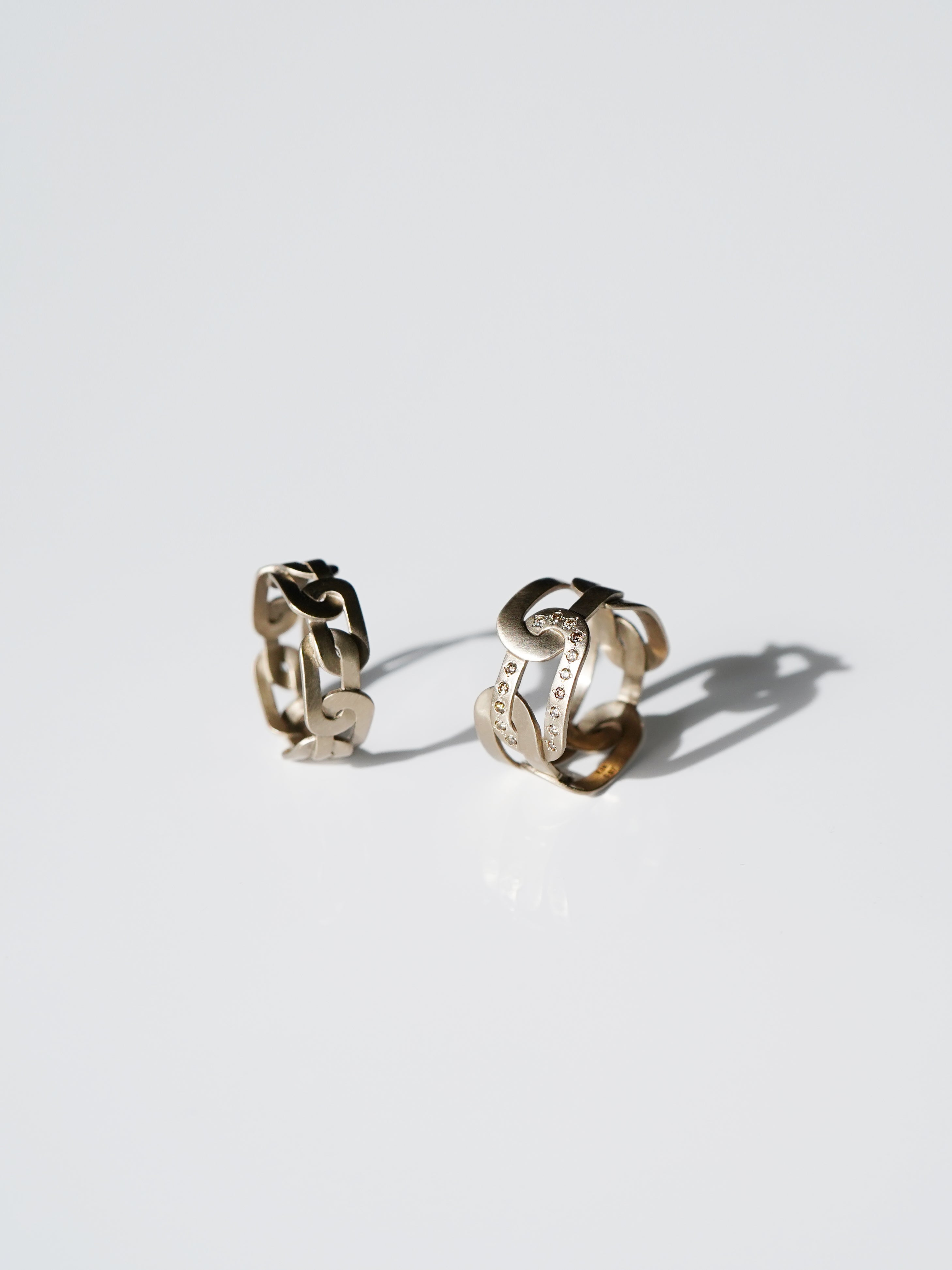 左: 7.0MM / K18CG(ダイヤモンドなし)タイプ / 右: 11.0MM / K18CG / Diamonds(モチーフのひとつにダイヤモンド)タイプ