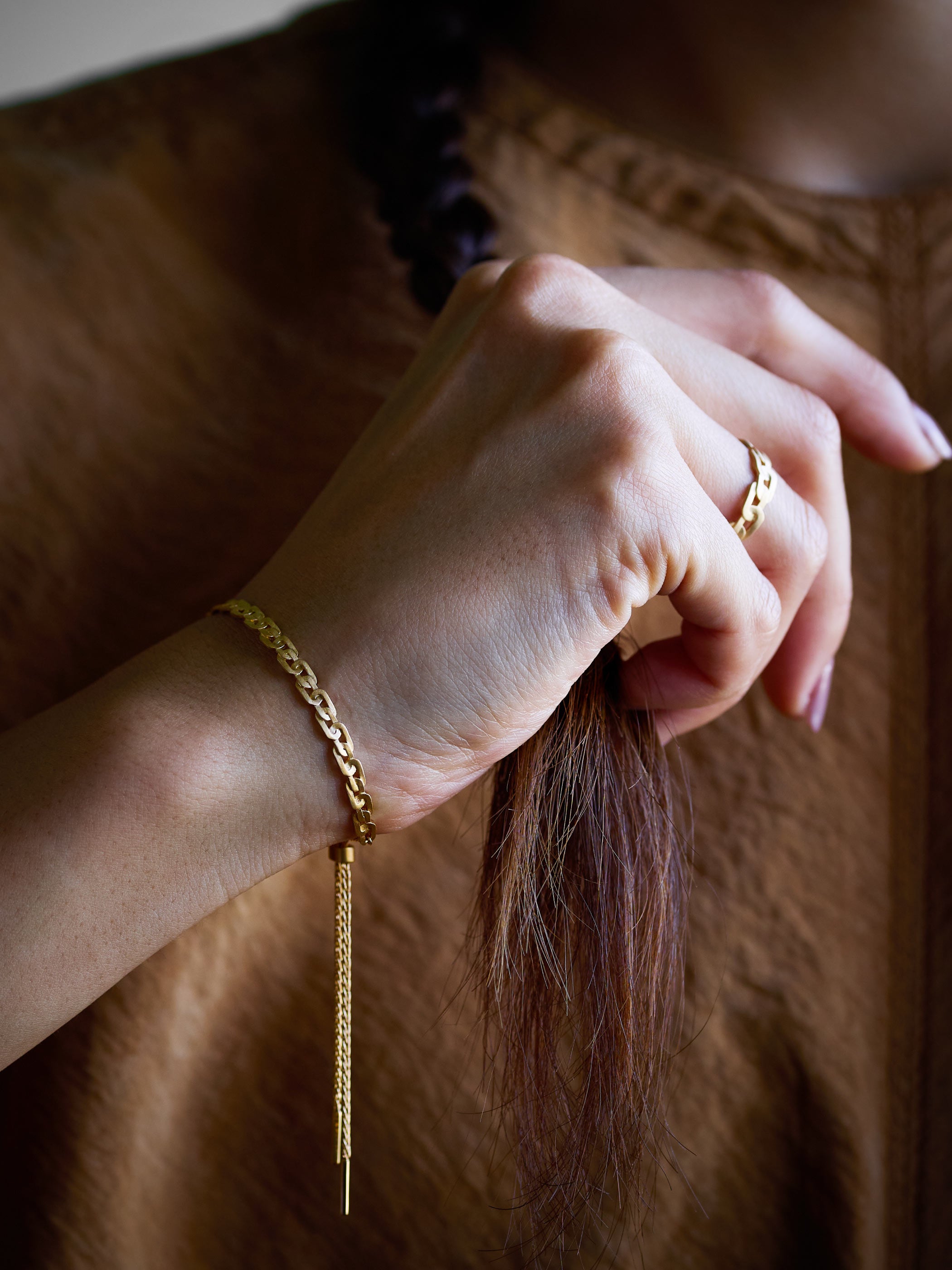 着用イメージです、Sサイズは腕にぴったりとフィットするサイズ感です　＊画像は3.5MM幅のK18YG、Sサイズを着用