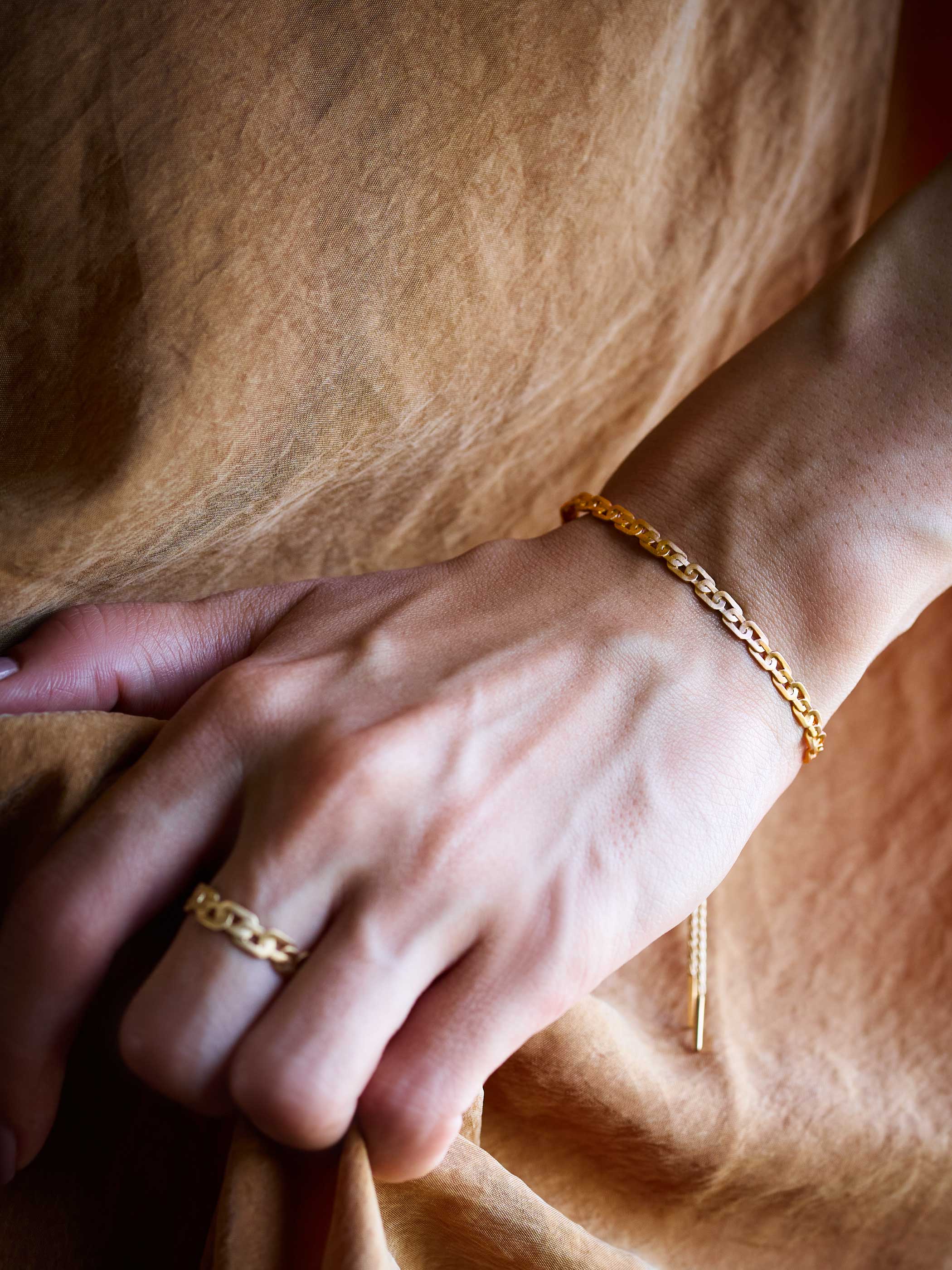 着用イメージです。同じ「JOINT」コレクションとのセットアップもおすすめです　＊画像はSサイズを着用