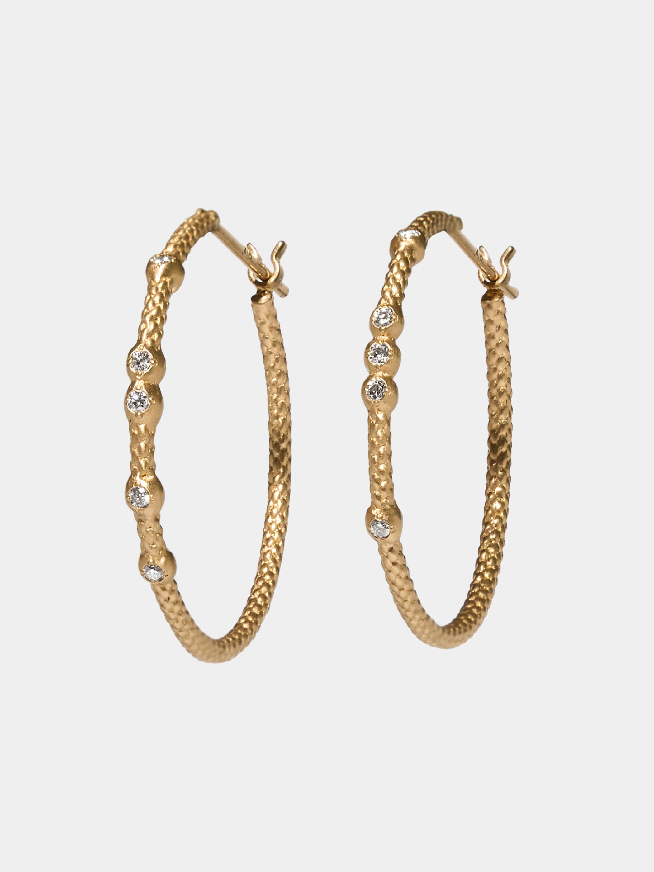 正面にダイヤモンドが見えるように配置されています