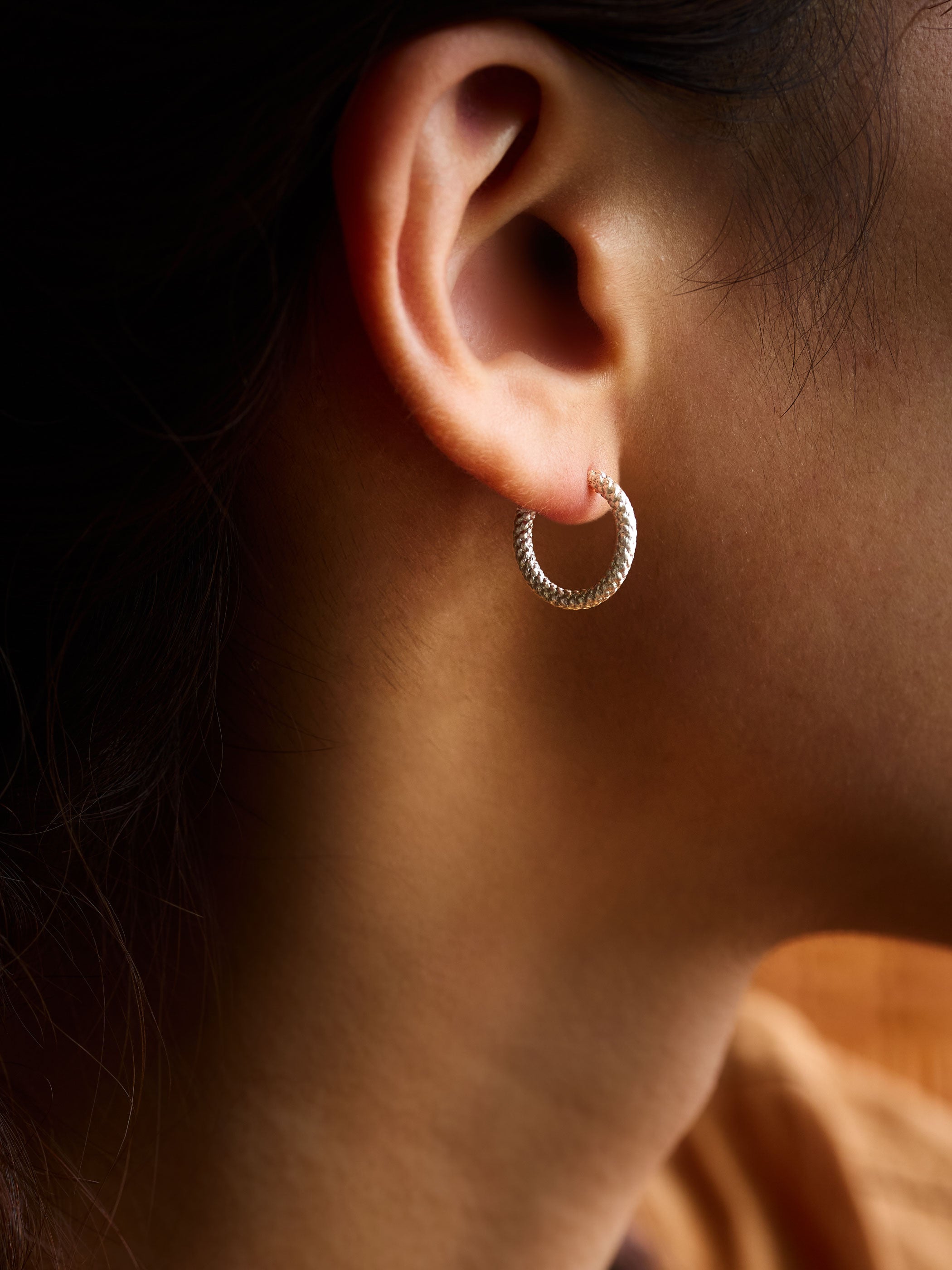 着用イメージです。ボリュームがあることでシンプルながら存在感を感じていただけます　＊画像はSilverを着用