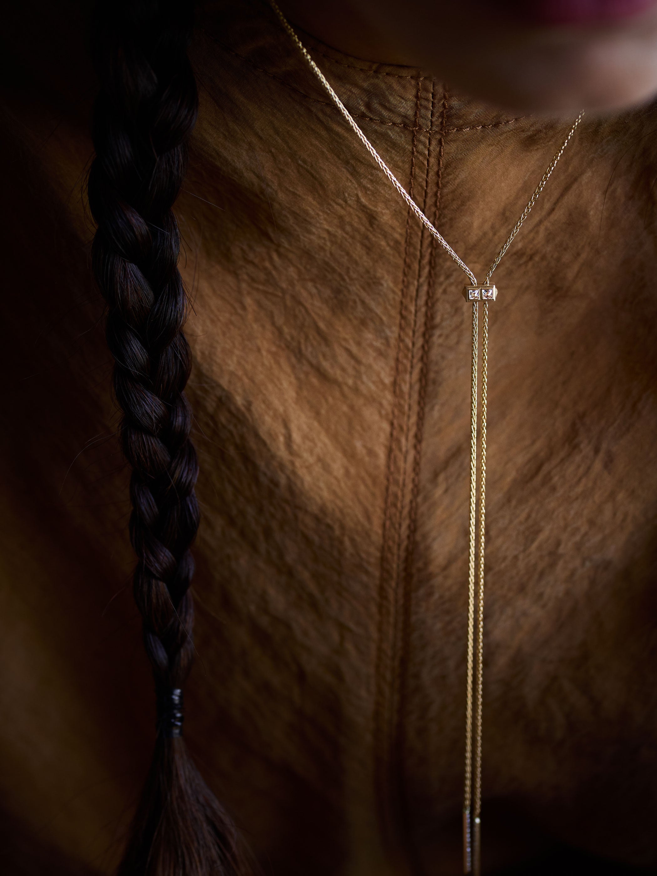 着用イメージです。「WISH」ネックレスのスライドパーツを、「STUDS」コンチョに変えて愉しむことができます