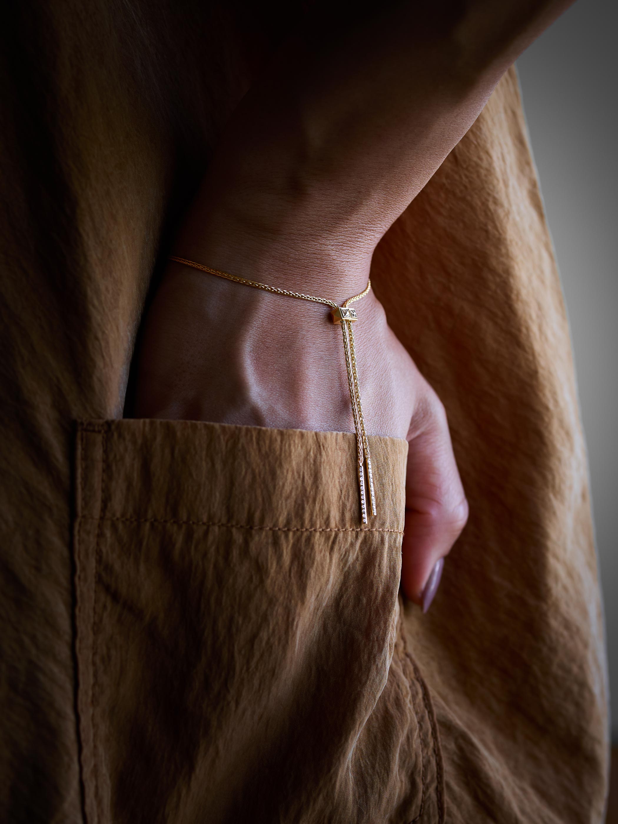 着用イメージです。「WISH」ブレスレットやリングのスライドパーツを、その日の気分にあわせて「STUDS」コンチョに変えても