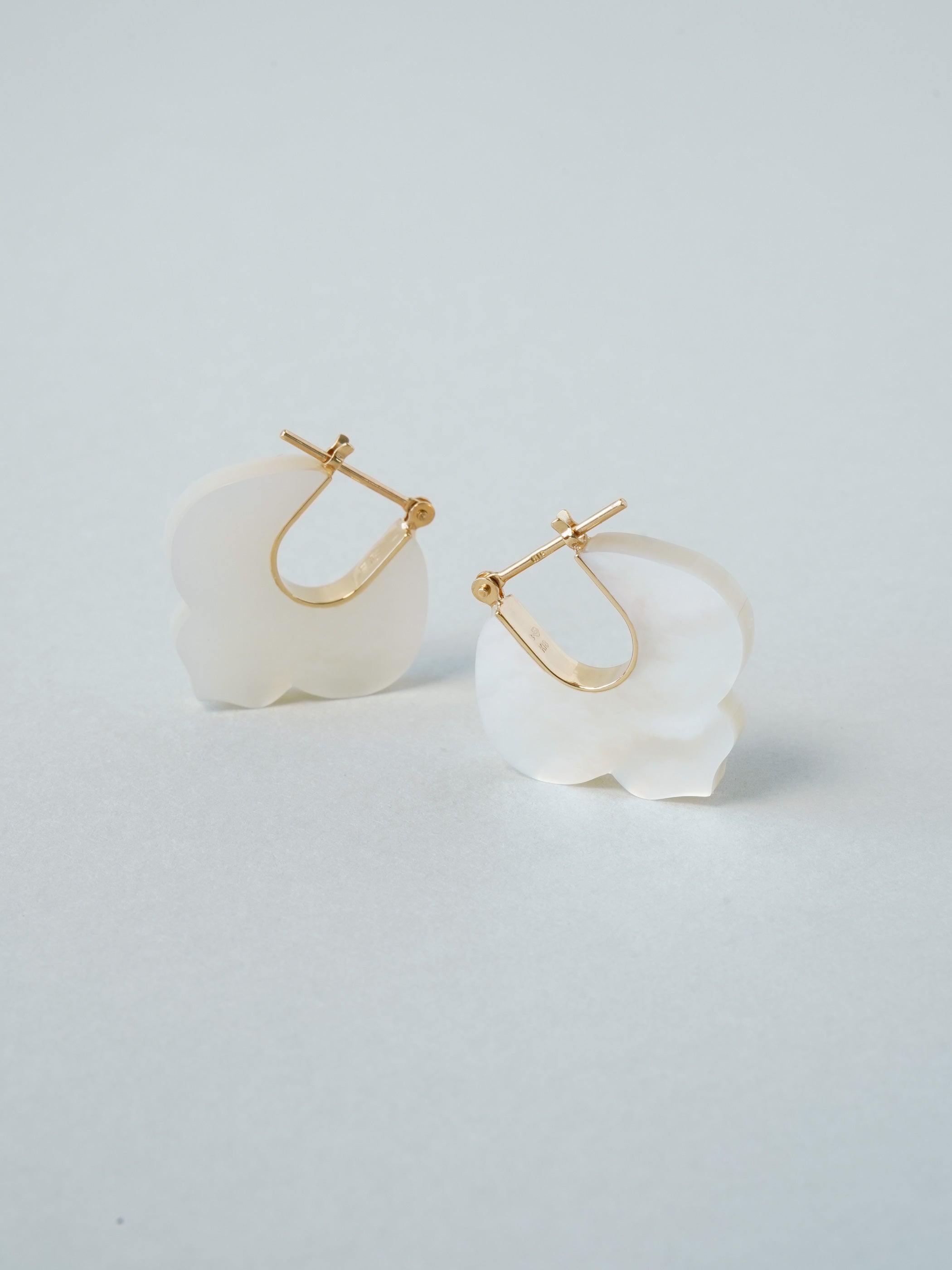 CREST / Pierced Earrings / Lily / White Mother of Pearl