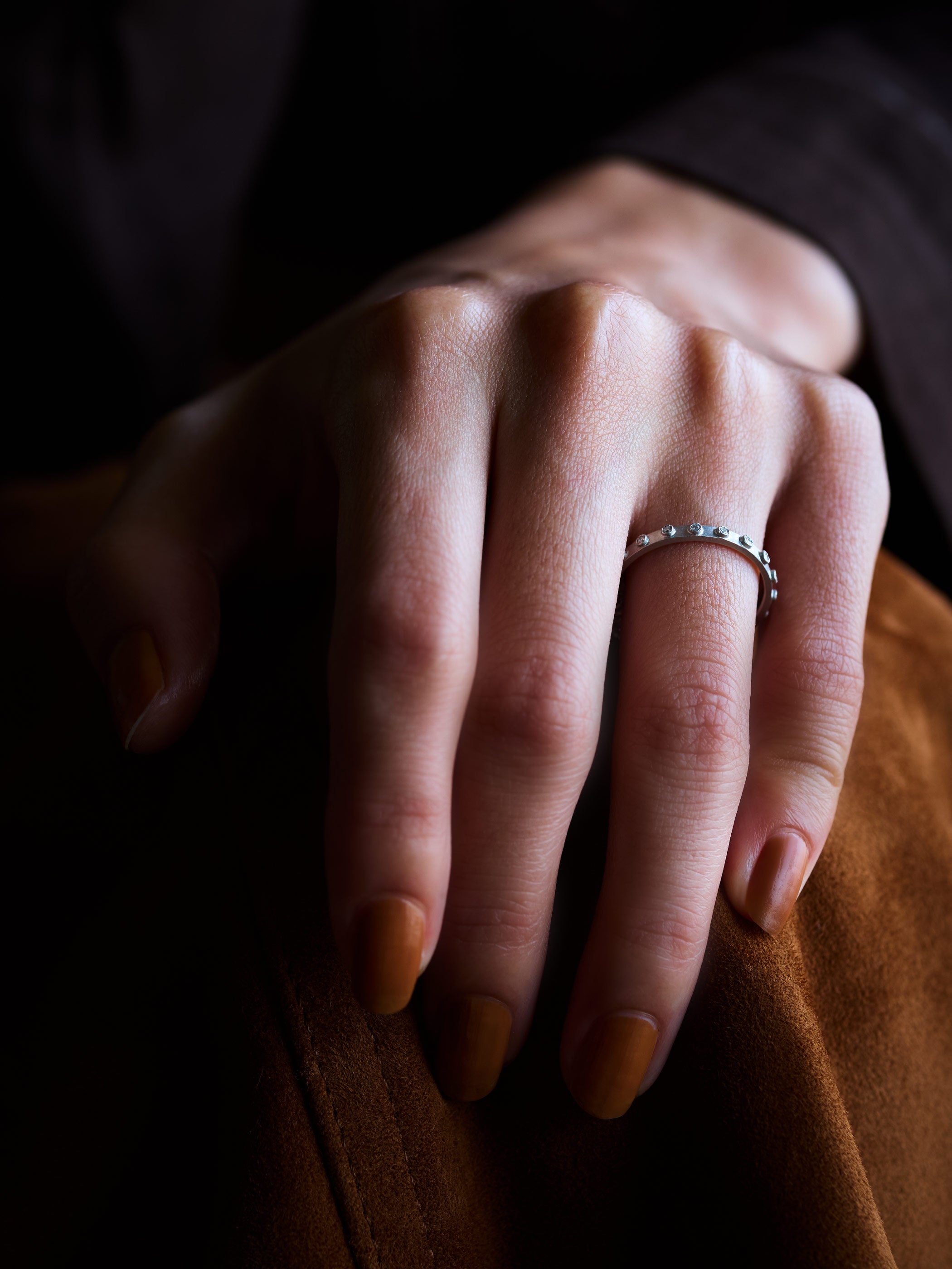 内側から白く輝く品のあるの色味のプラチナはどこかハンサムな印象に ＊Platinumを着用