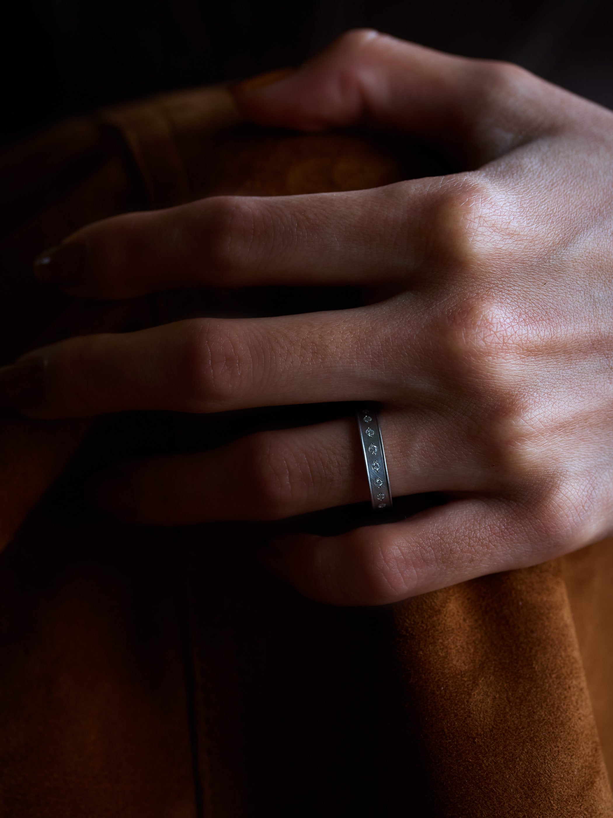 上品な輝きを放つプラチナにマット仕上げをすることで、上品さはそのままにより落ち着いた印象に ＊Platinumを着用