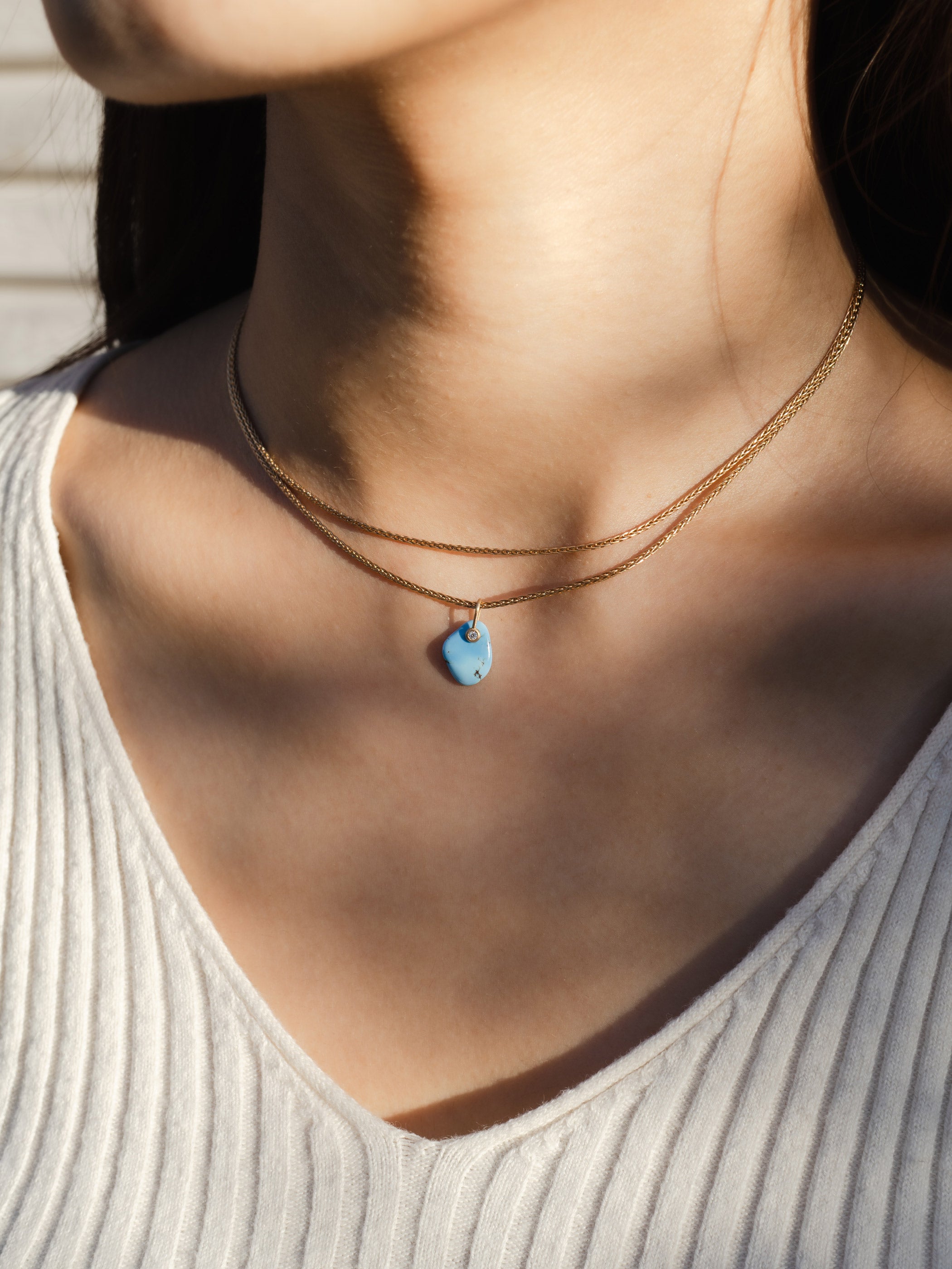 個体B / 「WISH_Necklace」に通せば胸元を彩るペンダントトップに変身します。長さがあるタイプであれば重に巻きつけてチョーカータイプに※「WISH」は付属しません