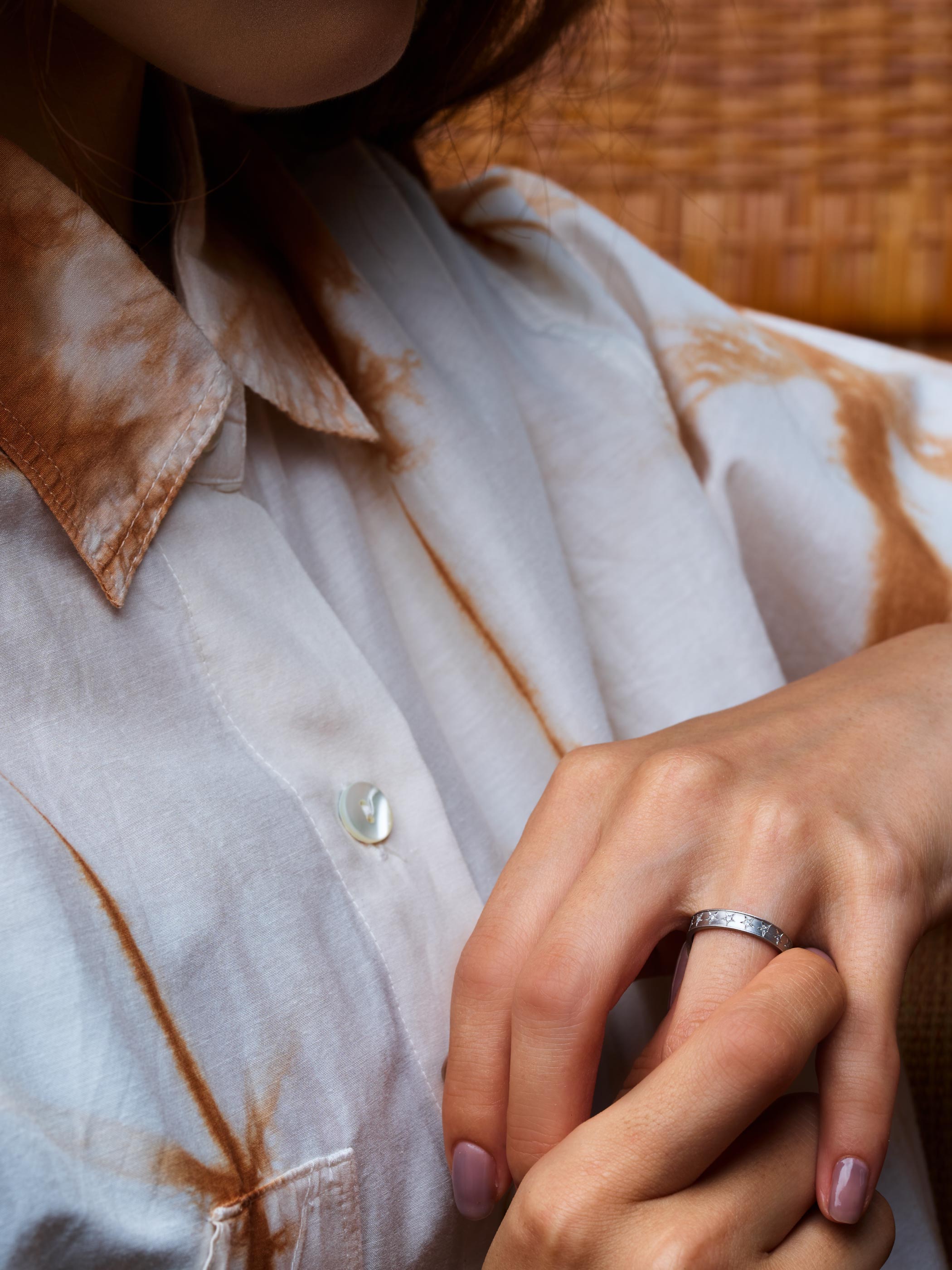 エンゲージリングながらも主張しすぎないデザインのため、普段の装いにも馴染みます ＊Platinumを着用