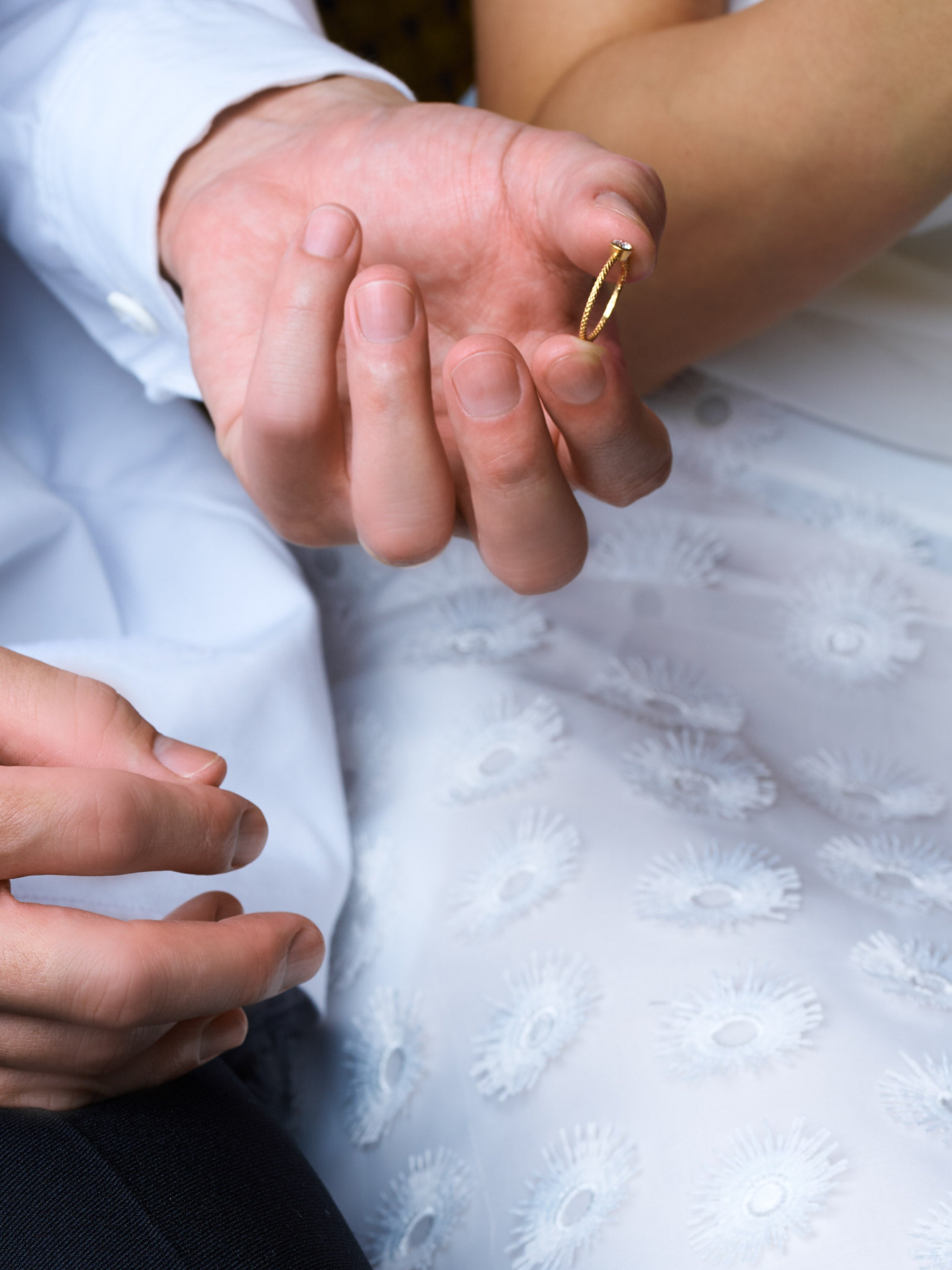 縄を象った繊細なアームは、ブランドを象徴するシグネチャーデザインの1つです