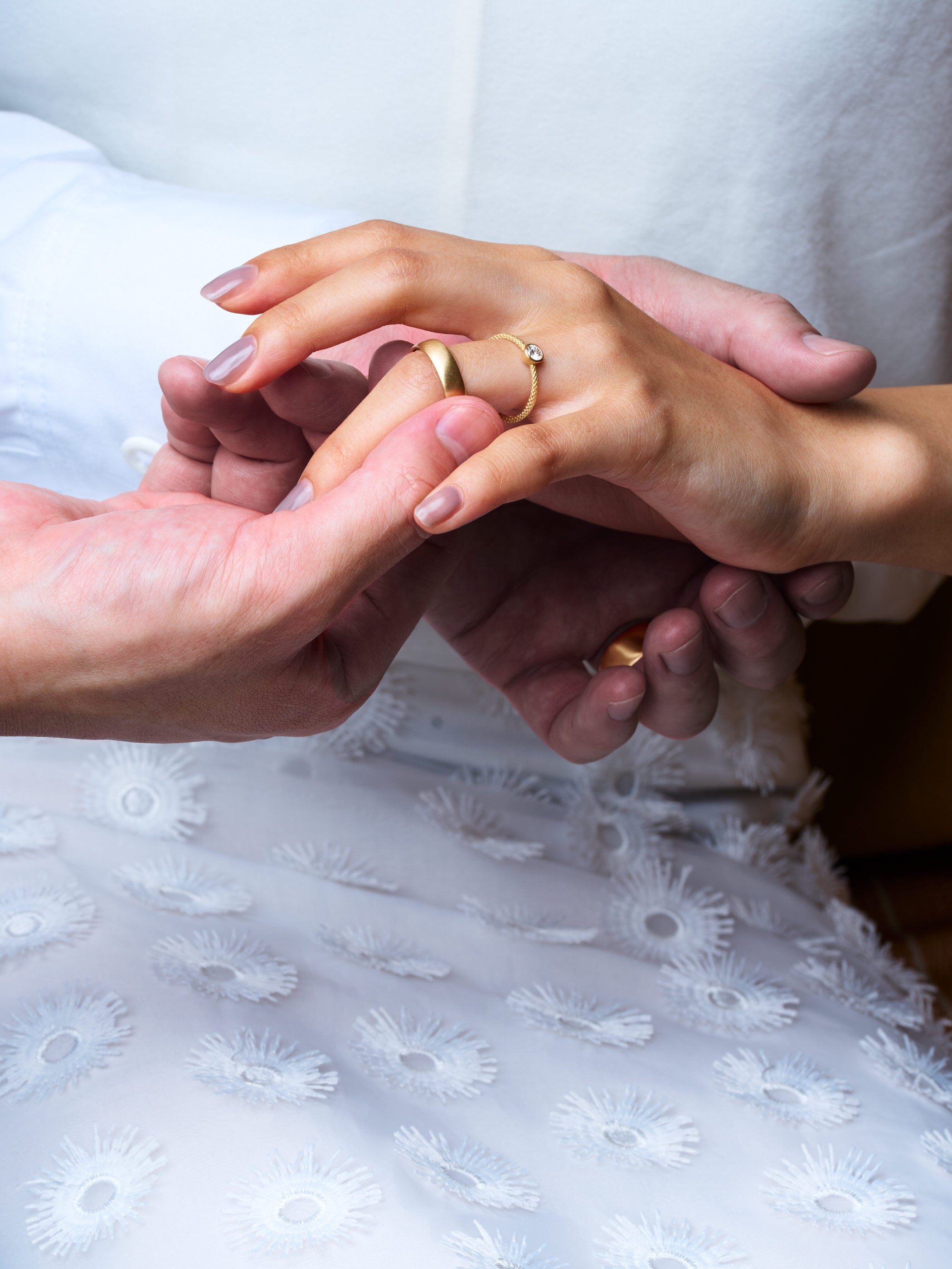 高さのあるカップのため、マリッジリングと重ね着けしても邪魔をせず馴染みます