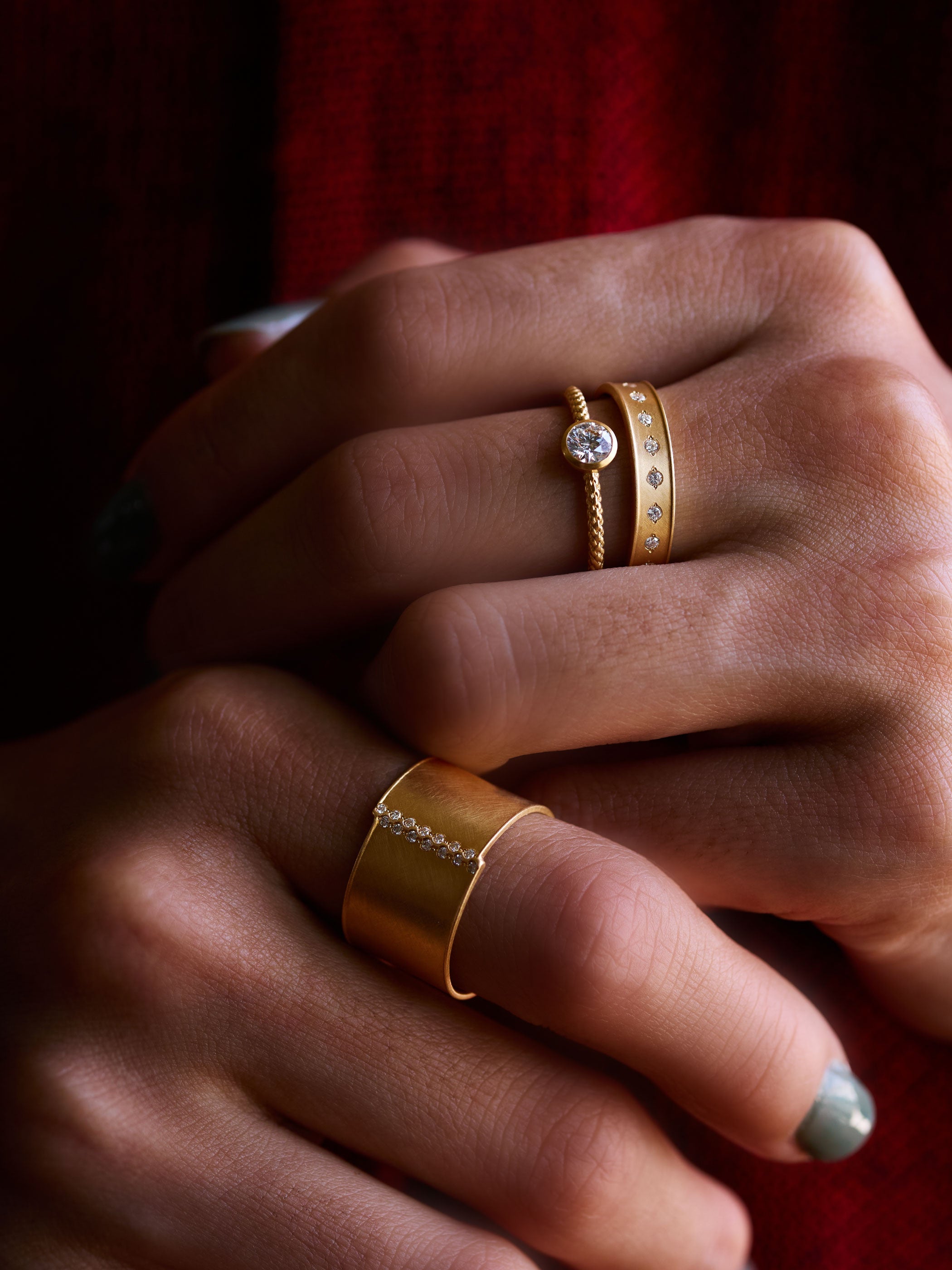 エンゲージリングですが、日常にも取り入れてほしいというデザイナーの願いから他のリングとのレイヤードもお愉しみいただきやすいデザインです