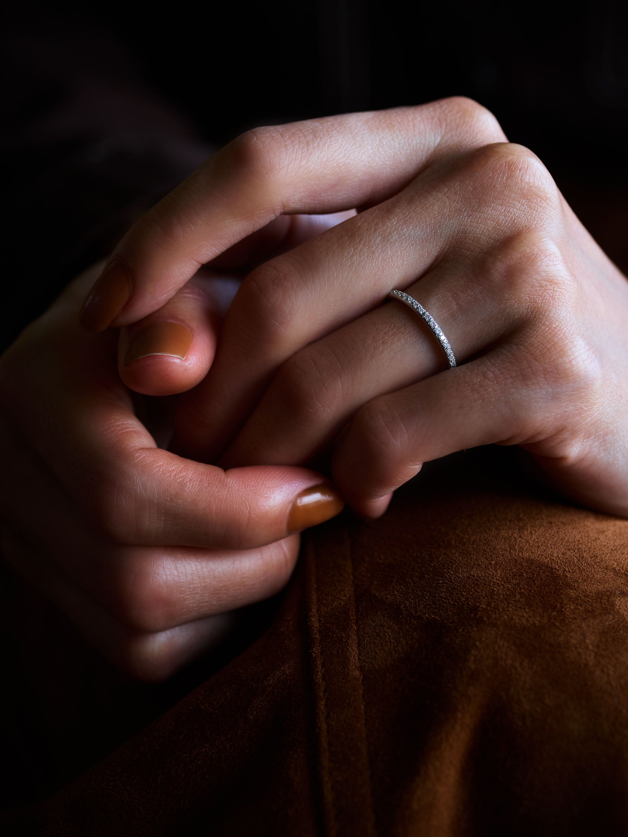 地金部分をマット加工にすることによりダイヤモンドの煌めきを感じながら落ち着いた印象に　＊Platinumを着用