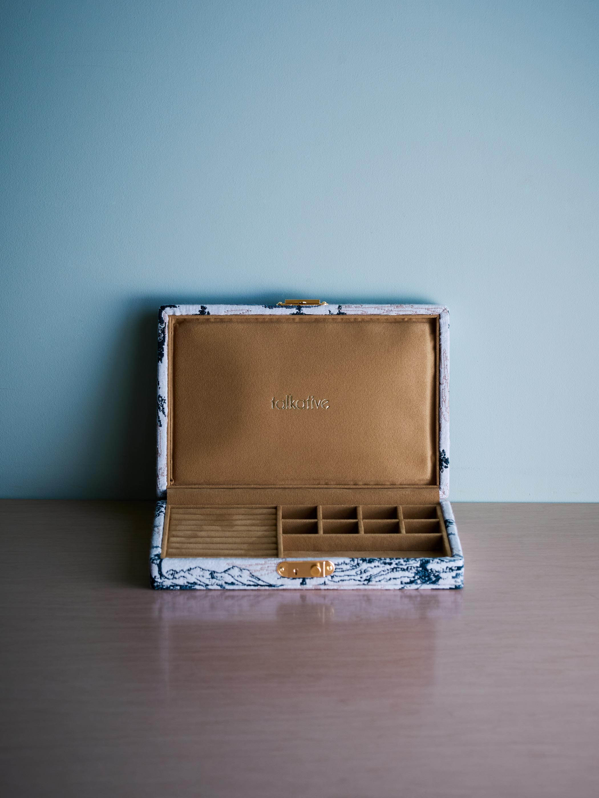 Toile de Jouy Navy / 光の当たる角度やご利用のモニター画面により実際の商品と多少見え方が異なる場合がございます
