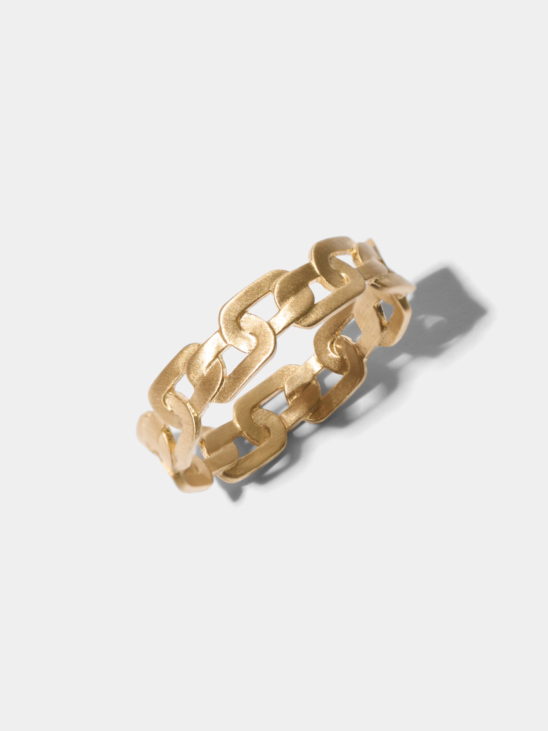 重ね着けしやすい幅のため、他のリングとのスタイリングもおすすめです