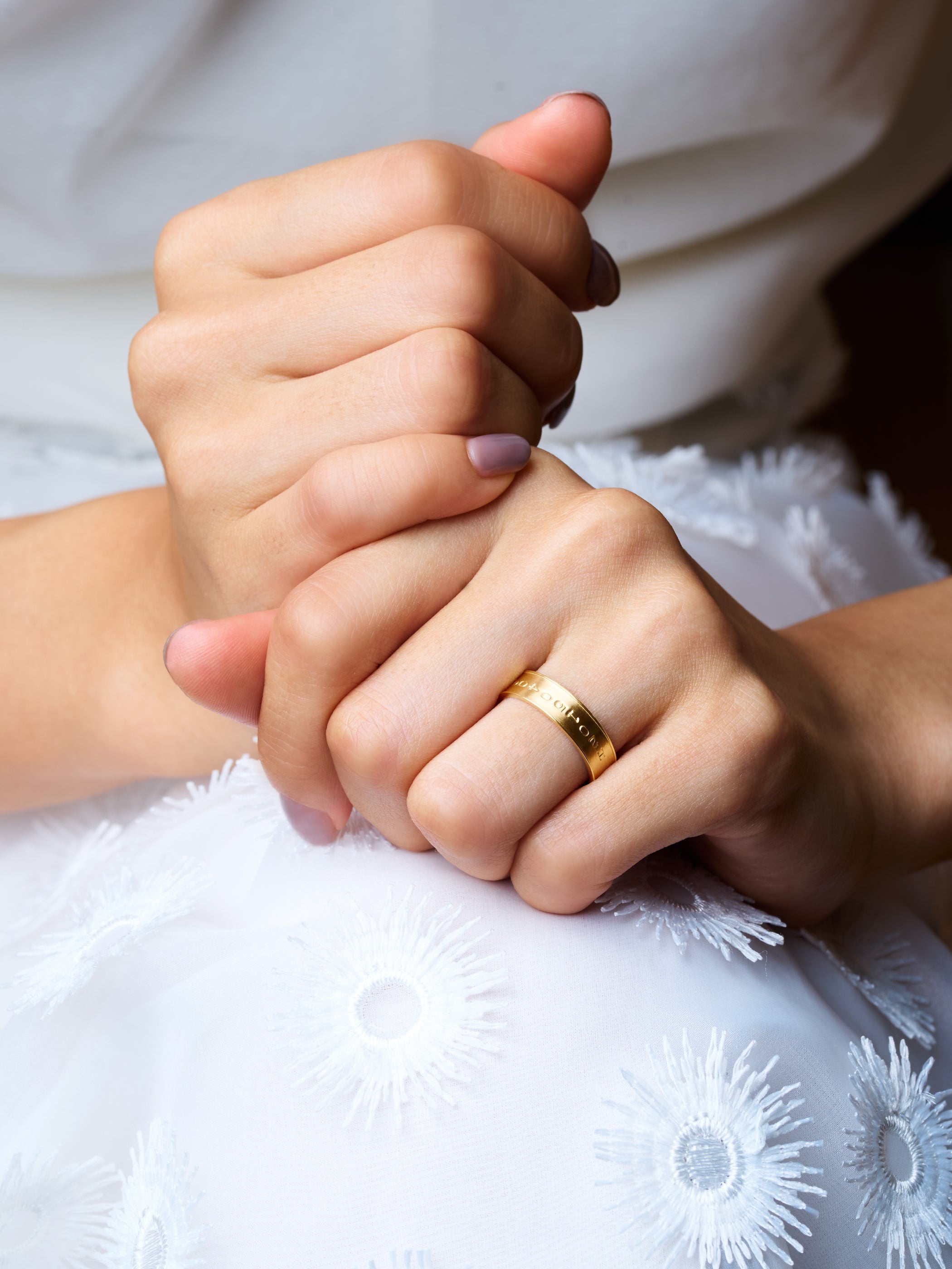 シンプルだけれどさりげなくウィットに富んだマリッジリングをお探しの方に