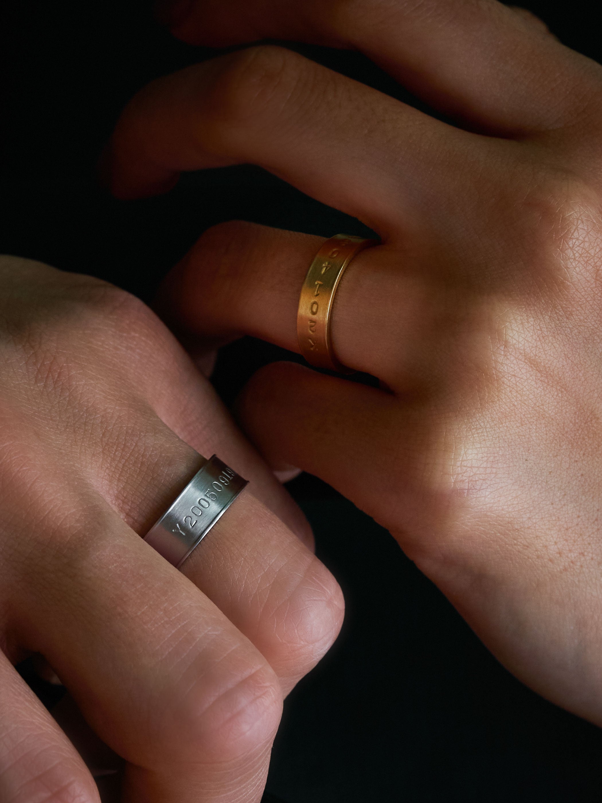 ペアリングとしても 左：6.0MM Platinum 横列刻印 右：4.8MM K18YG 縦列刻印