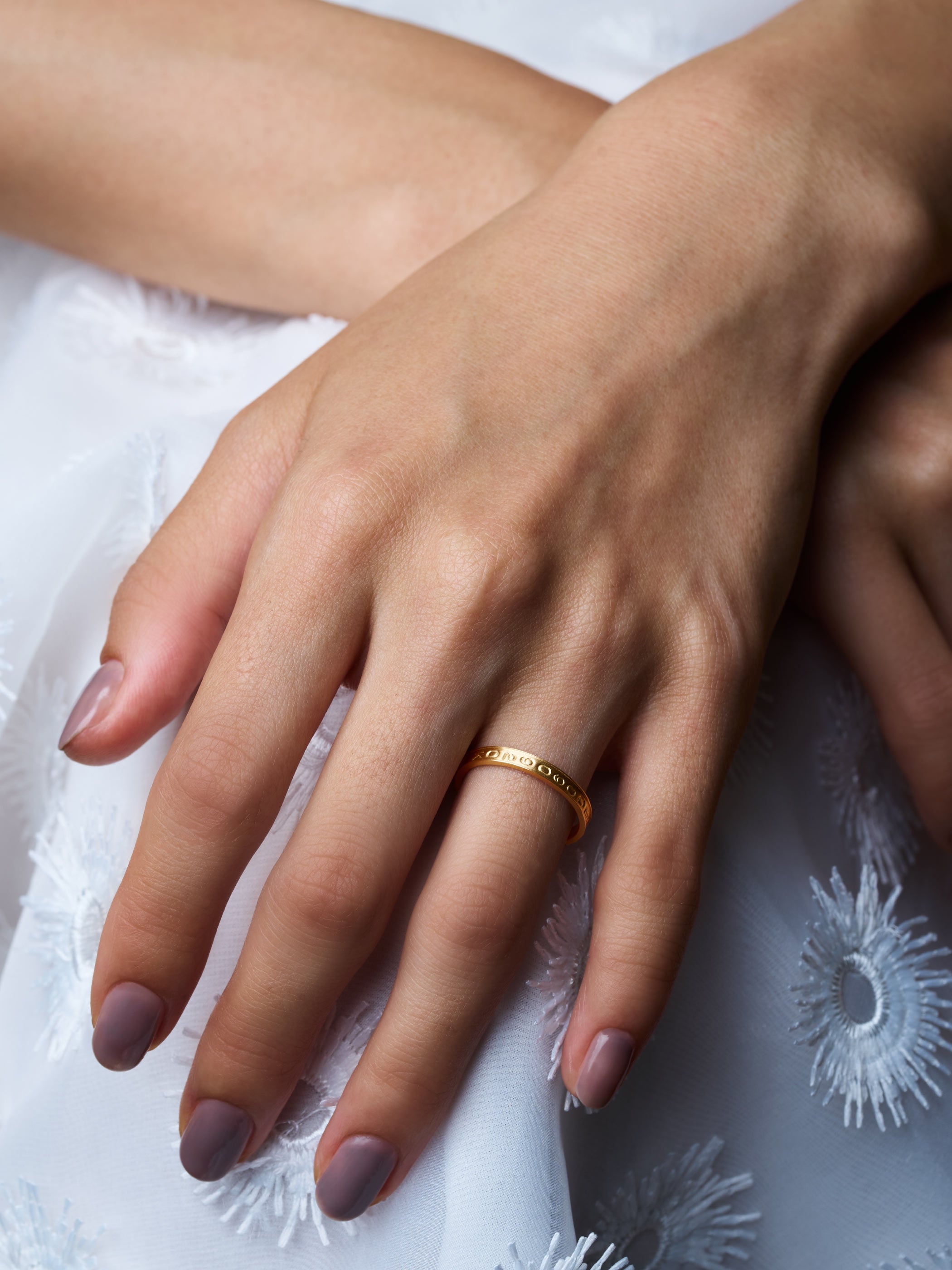 時が経つにつれ、刻んだナンバーにツヤがでてきます