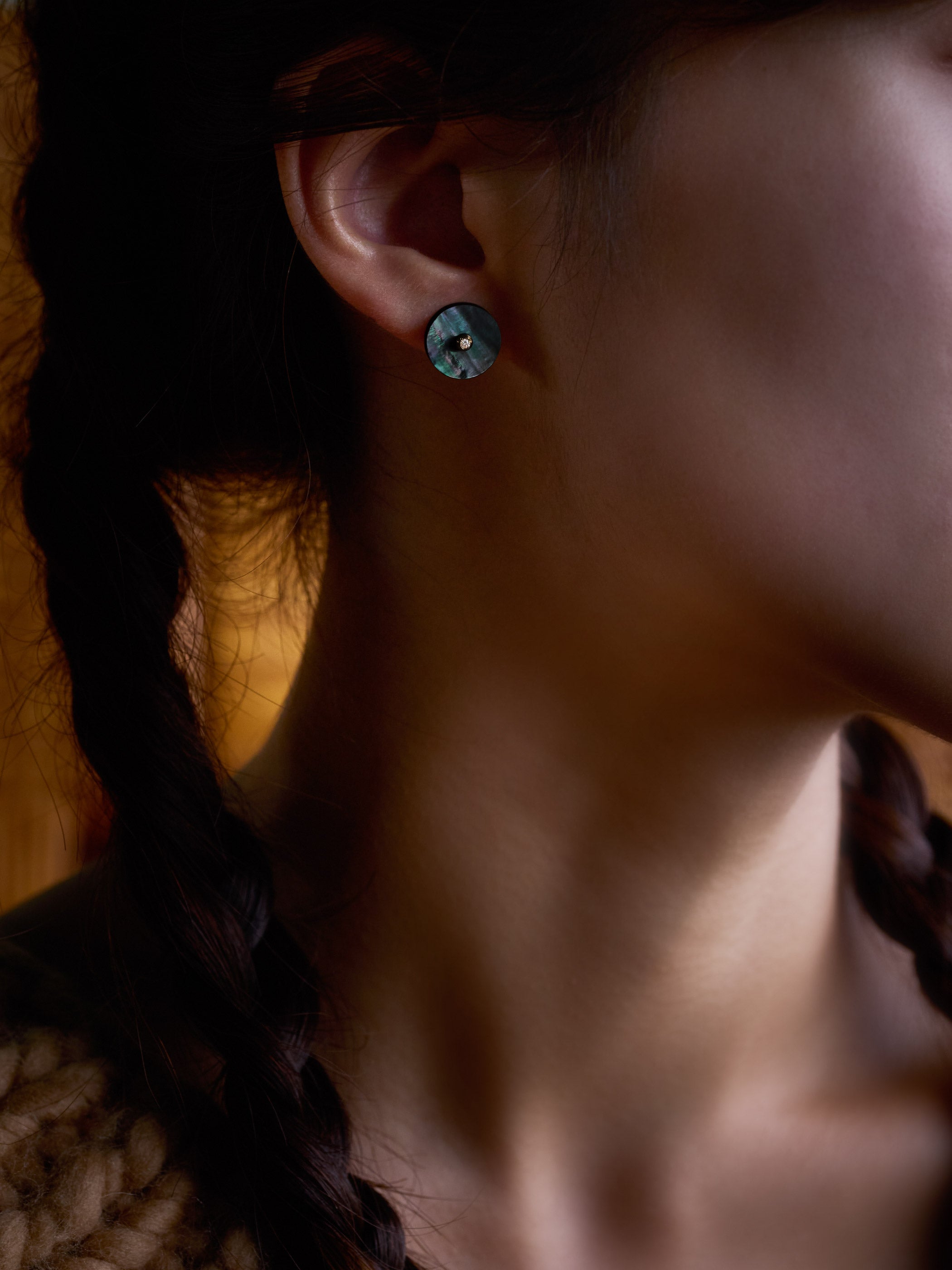 深みのある光沢を放つ黒蝶貝は、シックな秋冬の装いに品格を纏わせてくれます