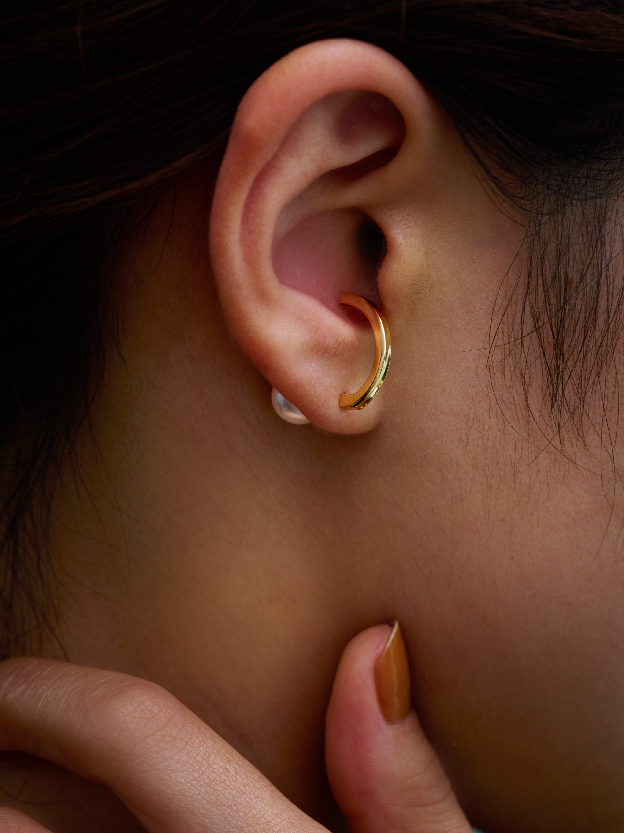 着用イメージです。ハーフフープを耳たぶの上に持ち上げてつけても新鮮です