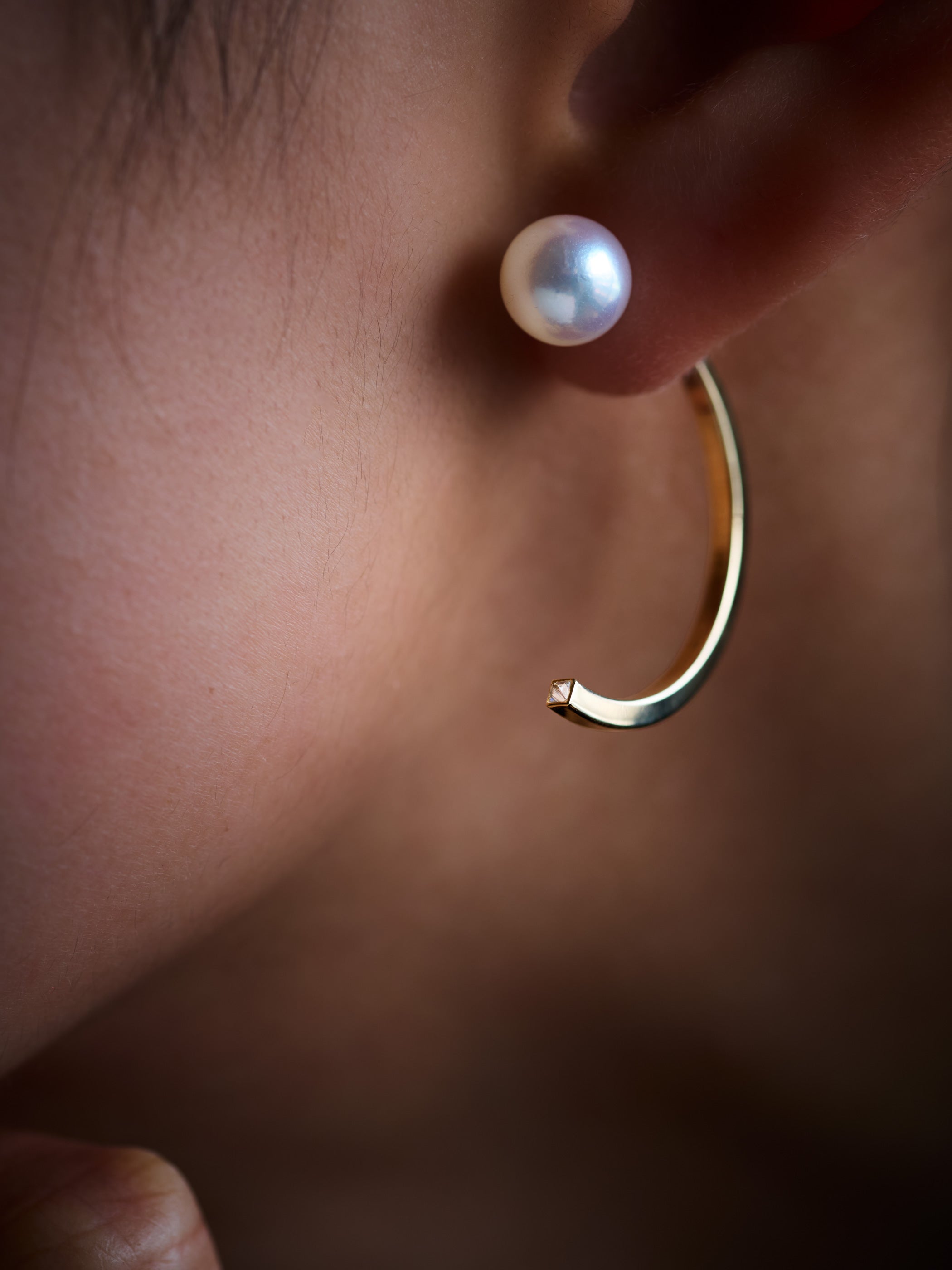 着用イメージです。表にパールキャッチ、裏にハーフフープMの組合せ