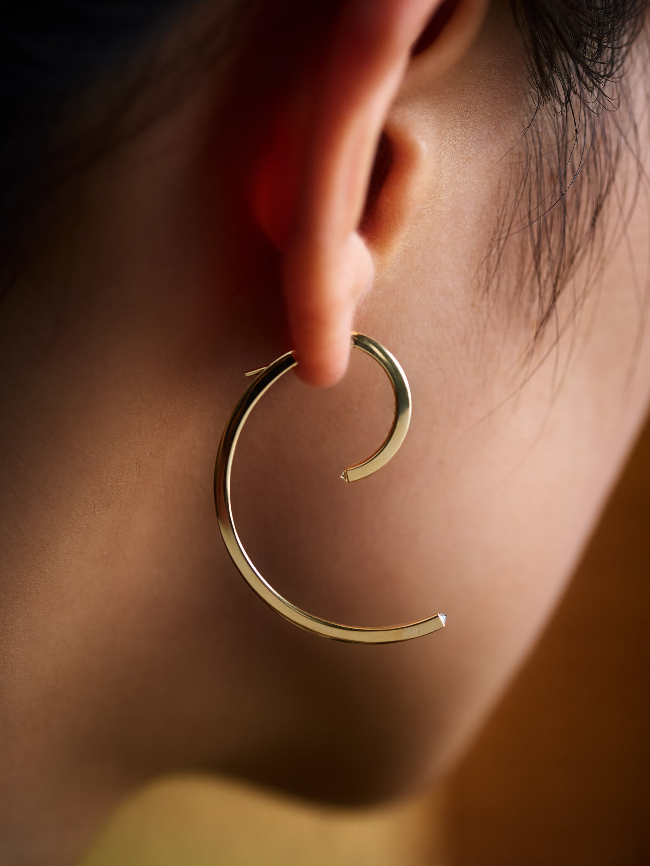 着用イメージです。表にハーフフープS、裏にハーフフープLキャッチの組合せ