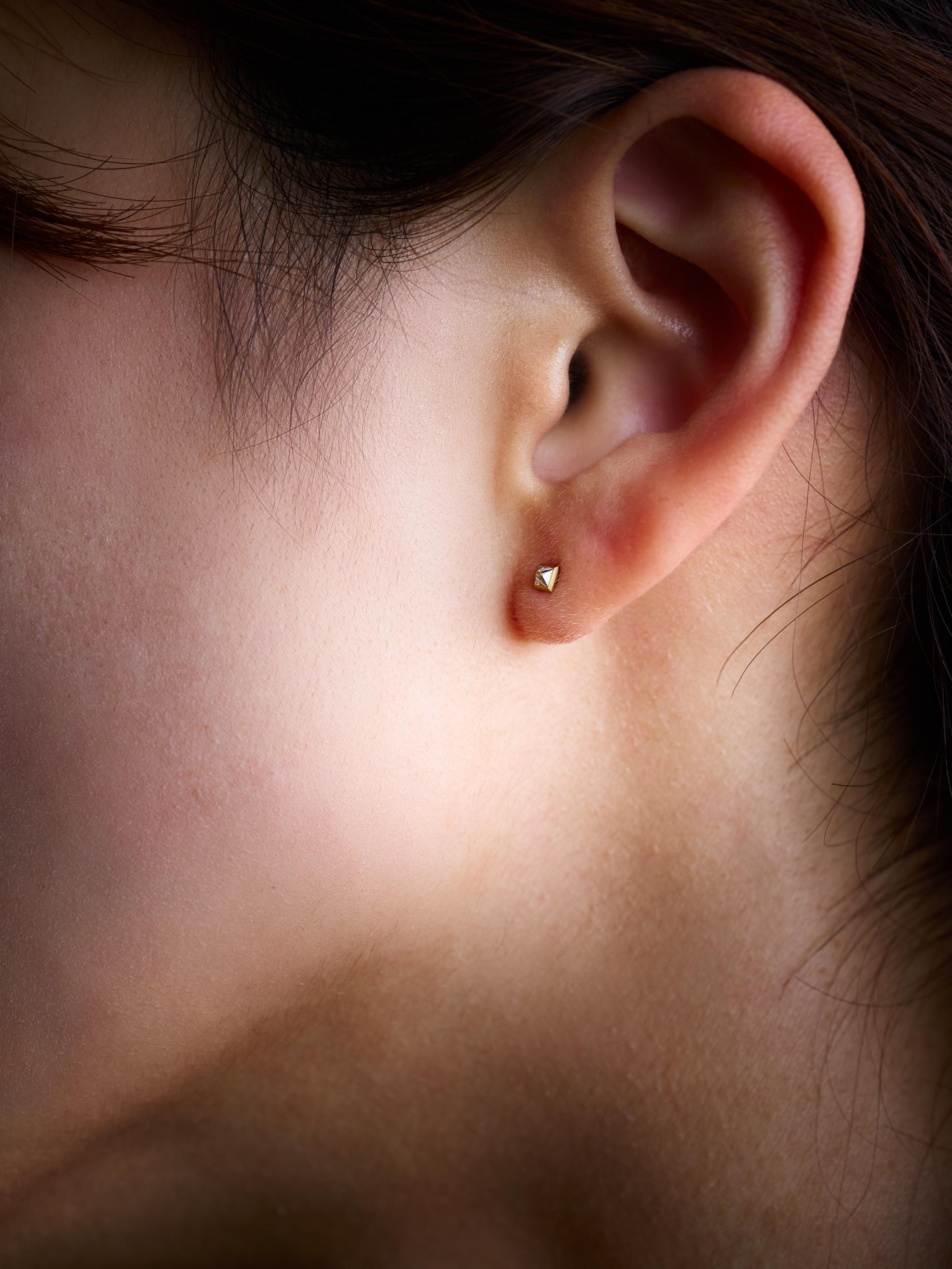 ダイヤモンドをスタッズに見立てたオリジナルカット。小ぶりなサイズでも存在感があります