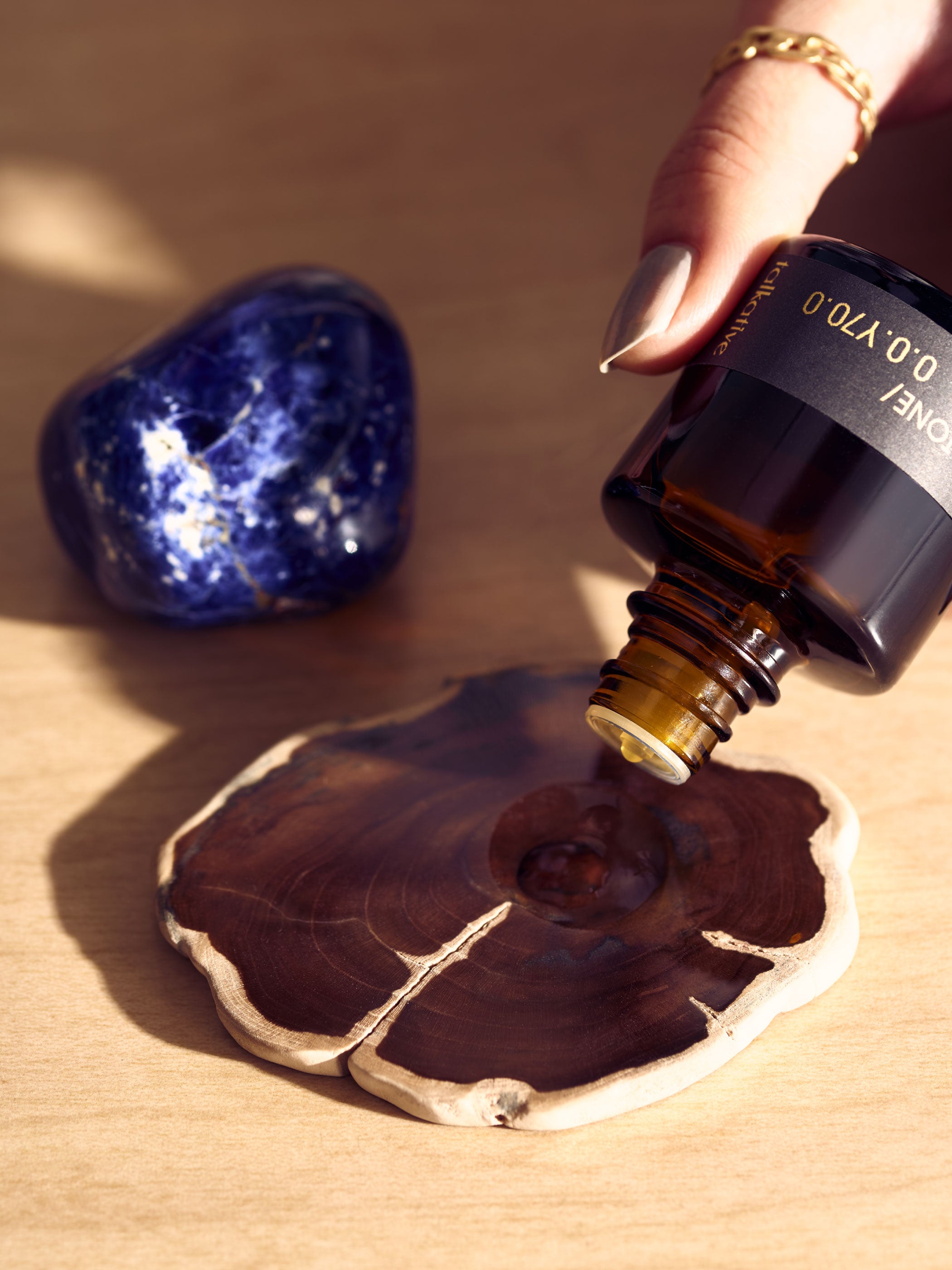 付属する珪化木の表面の窪みにオイルを垂らすことでストーンディフューザーとしても使用いただけます