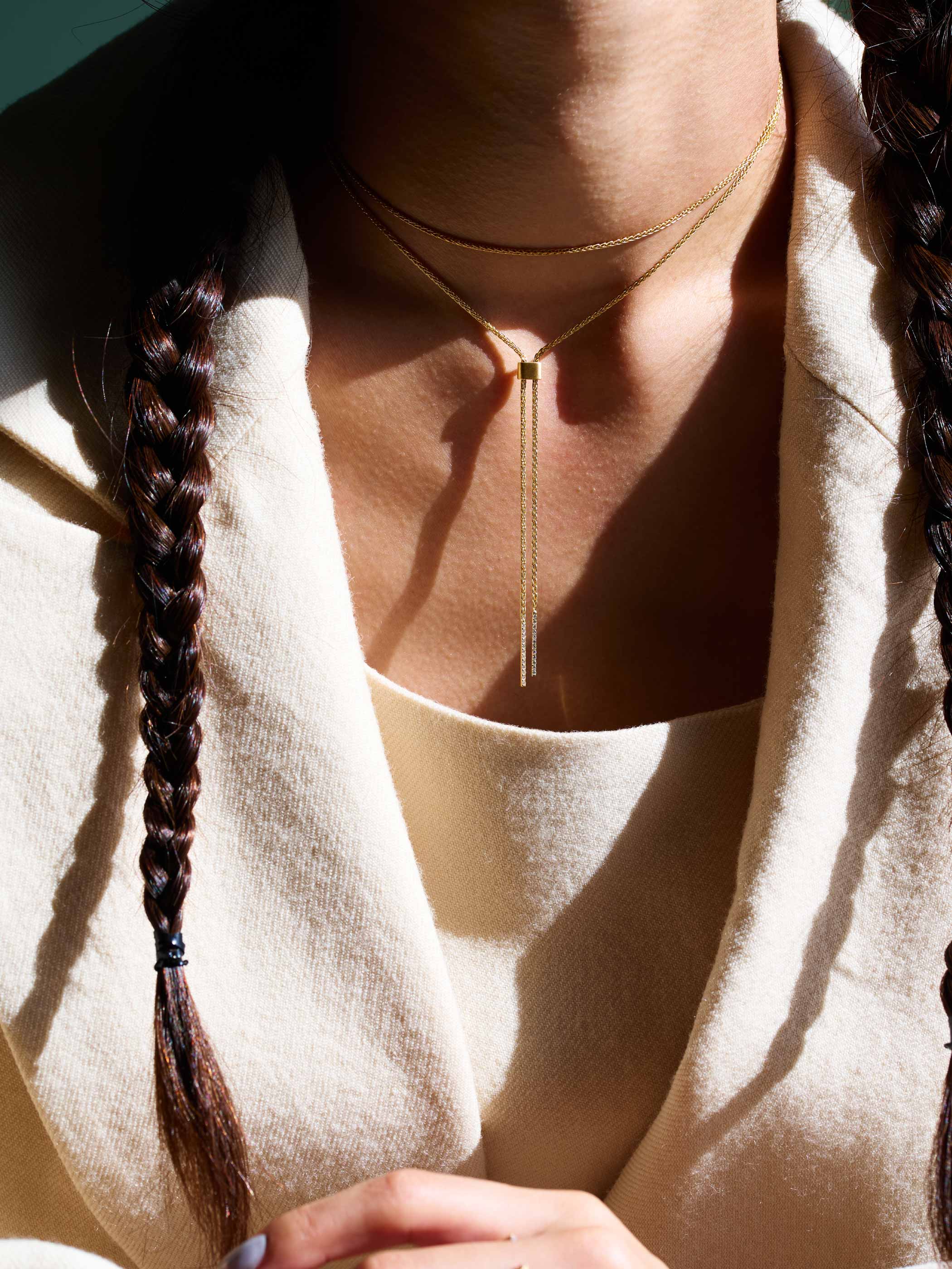 身に着け方は自由自在。ネックレスはチェーンの長さを活かして思い思いのスタイルをお楽しみいただけます ＊Spiga11 / 80CMを着用