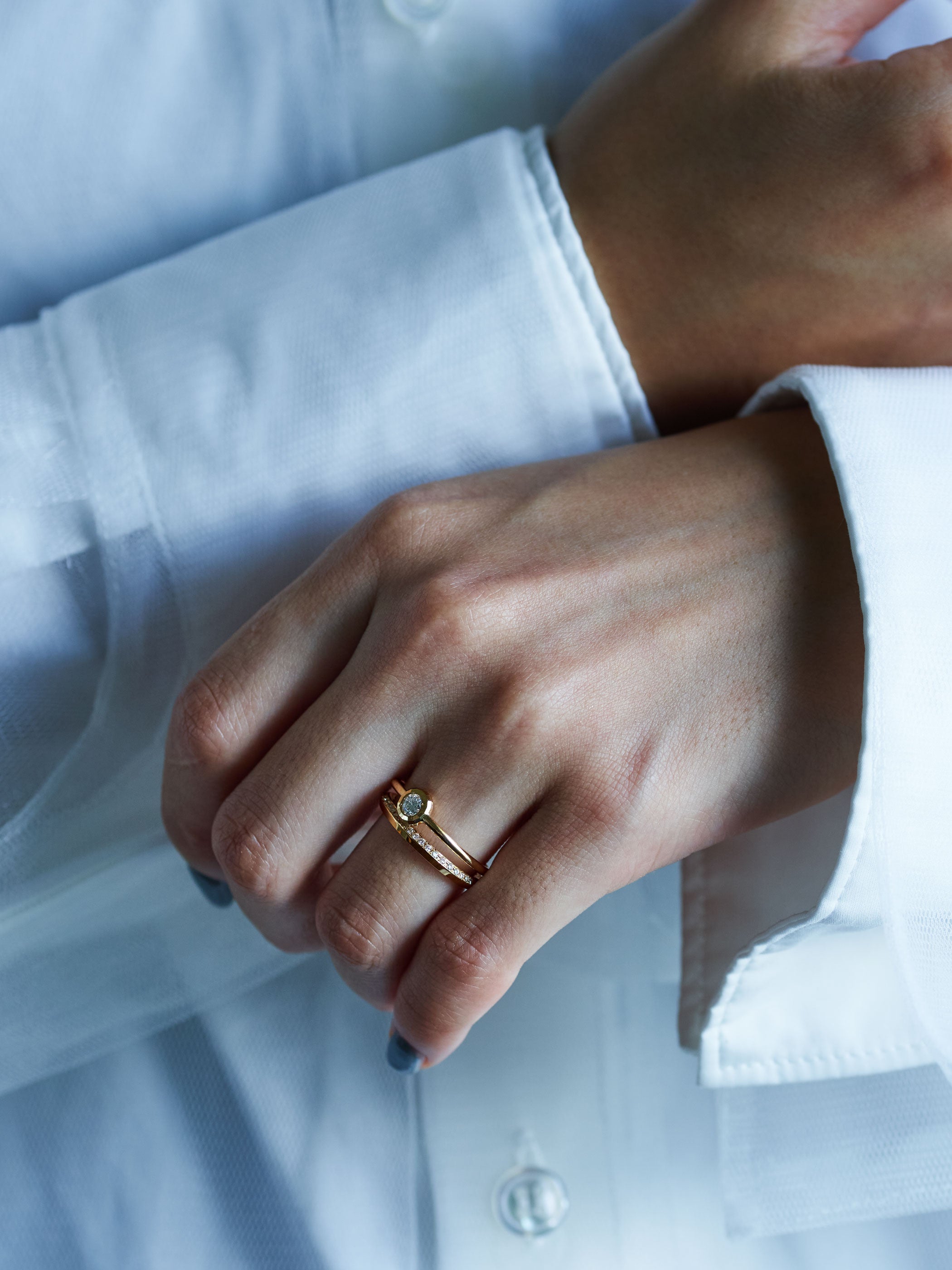 他のダイヤモンドのリングとの重ね着けは、よりダイヤモンドの輝きを感じていただきながらも品の良い印象を手元に与えてくれます