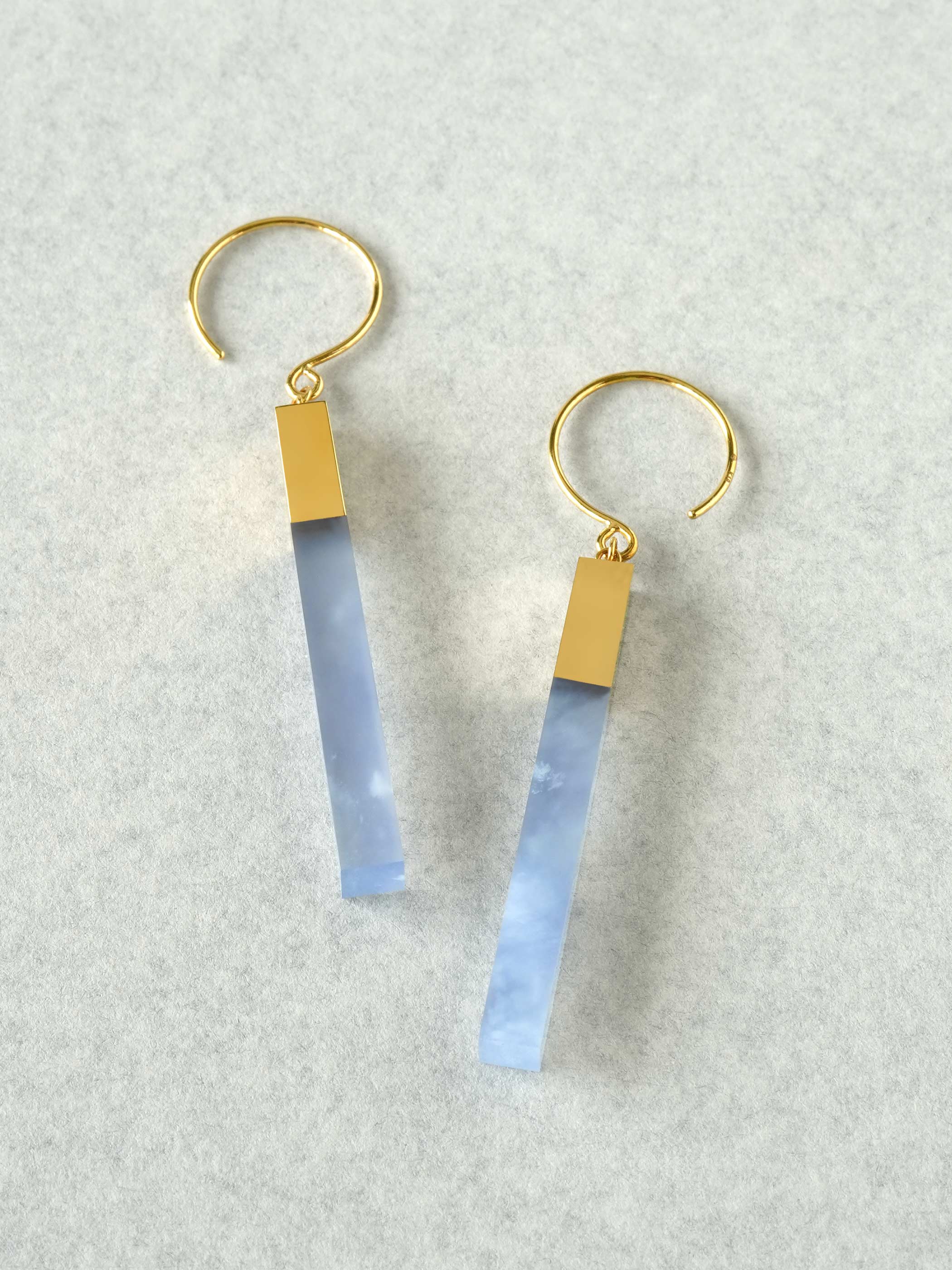STICK / Pierced Earring / Hook L / Blue Chalcedony（シングル）※画像左から個体A、個体B